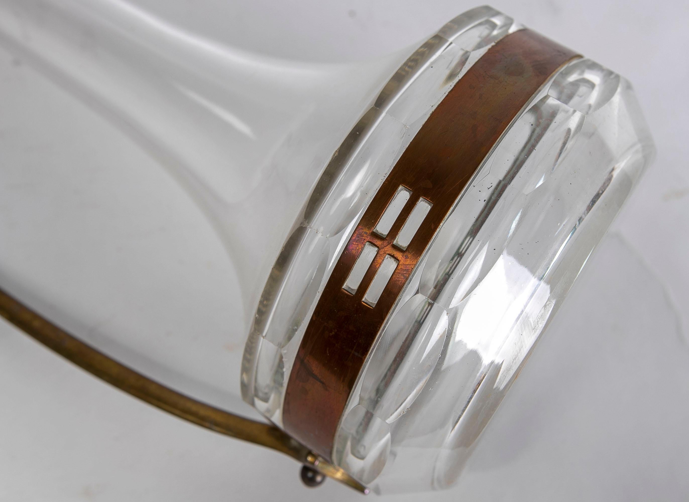 Decanter francese di cristallo del 1970 con manico e imbuto in ottone in vendita 5