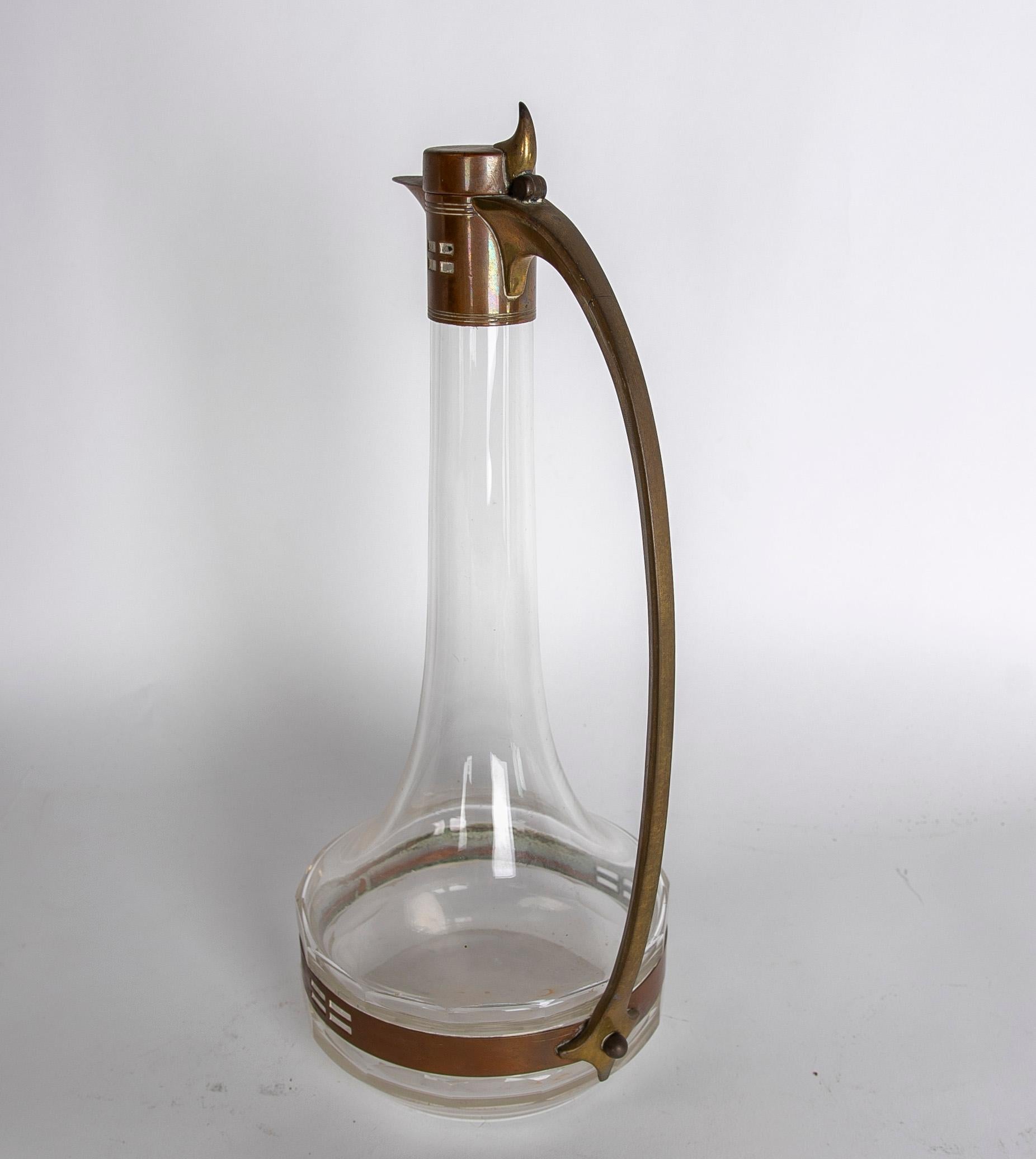 Decanter francese di cristallo del 1970 con manico e imbuto in ottone In condizioni buone in vendita a Marbella, ES