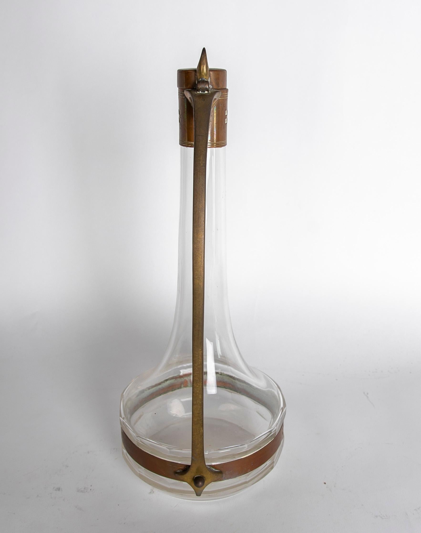 XX secolo Decanter francese di cristallo del 1970 con manico e imbuto in ottone in vendita