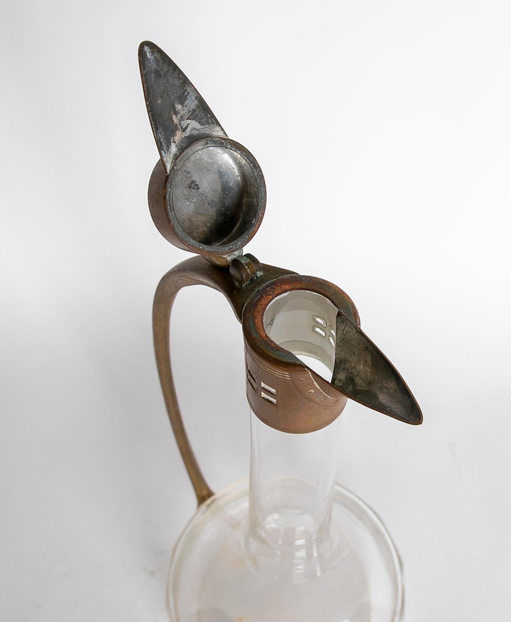 Decanter francese di cristallo del 1970 con manico e imbuto in ottone in vendita 2