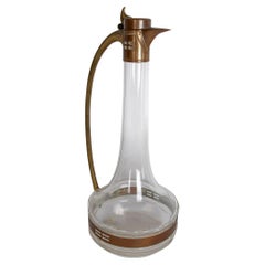 Carafe en cristal française des années 1970 avec poignée et entonnoir en laiton