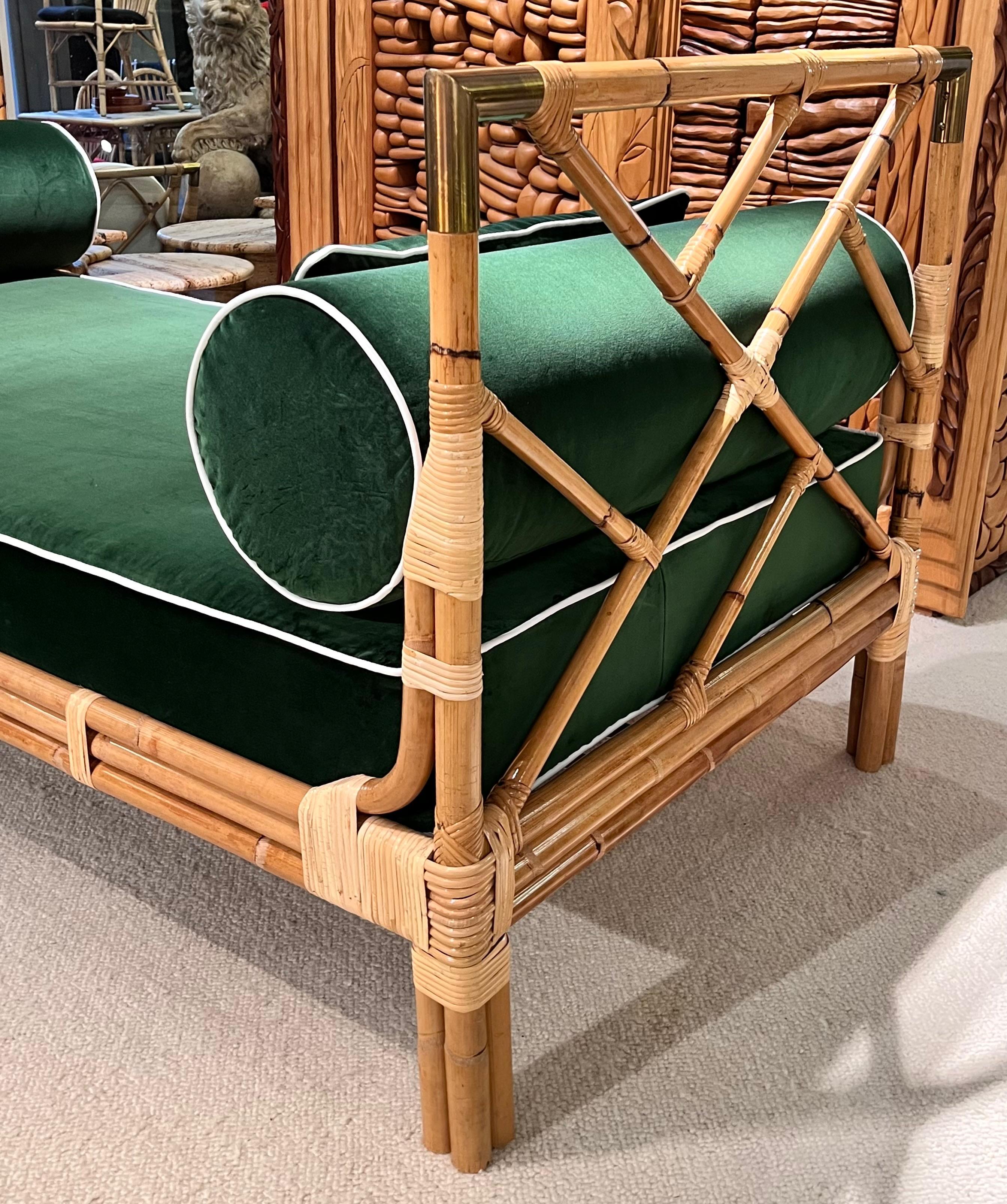 1970s French Daybed: Bamboo, Brass, and Green Velvet Fabric In Good Condition For Sale In Saint-Ouen, FR