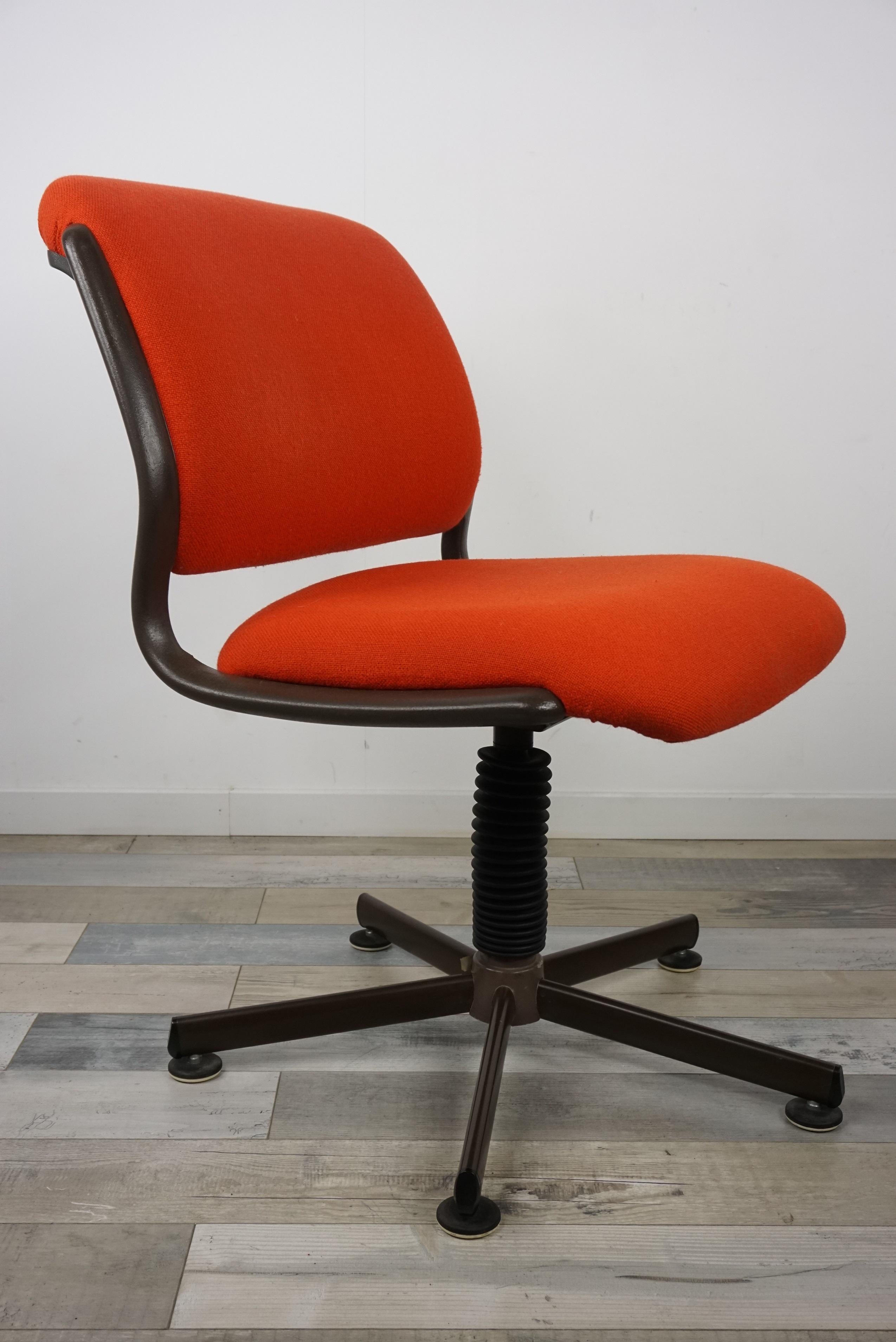 Swivel office chair from the 1970s – 1980s that we owe to the famous house Ronéo: solid, high quality and comfortable it is composed of a star base metal allowing it to rotate and return to its place. Fixed in height, the seat (H47 cm / 50 cm / 46.5