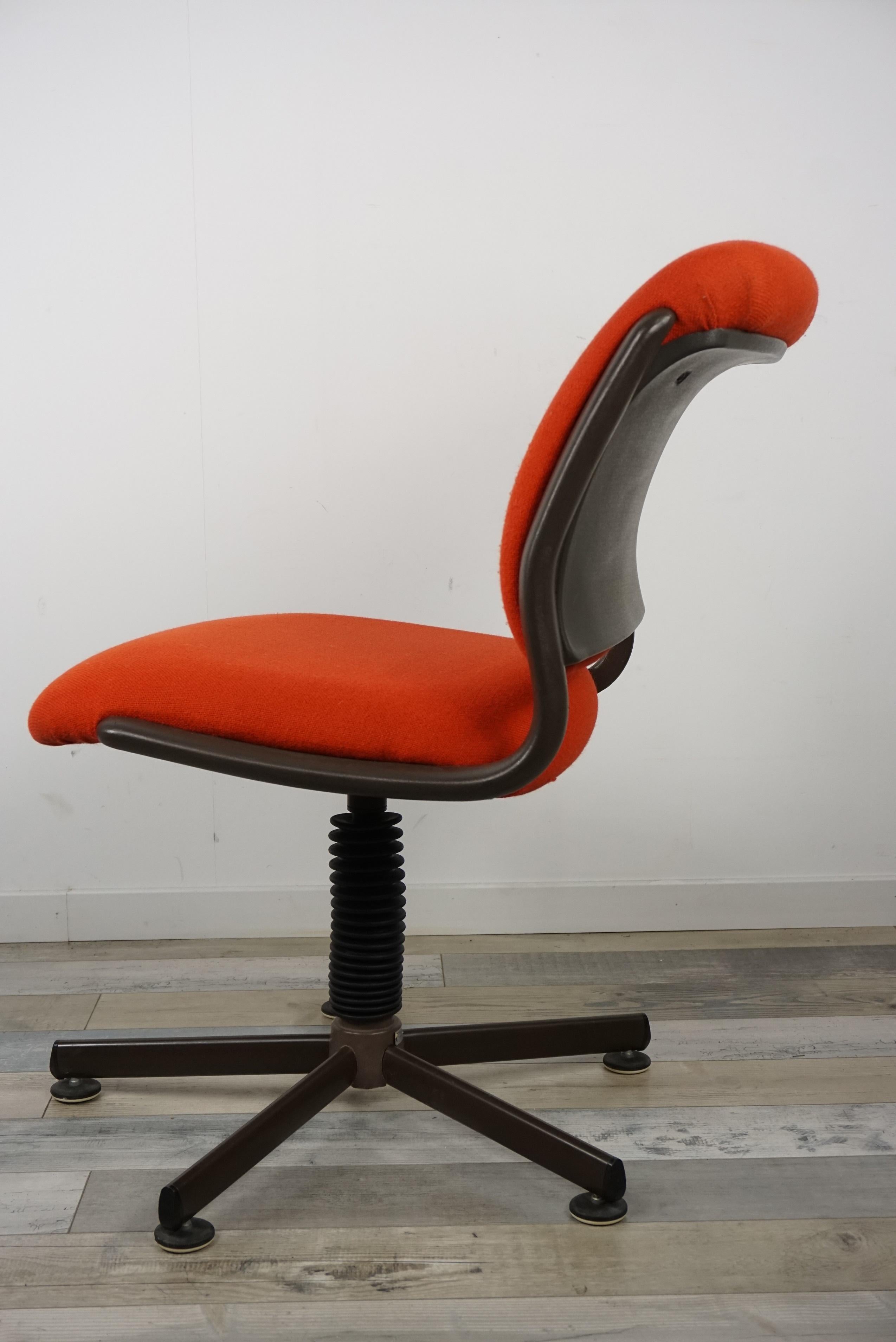 1970s French Design Roneo Swivel Armchair For Sale 1