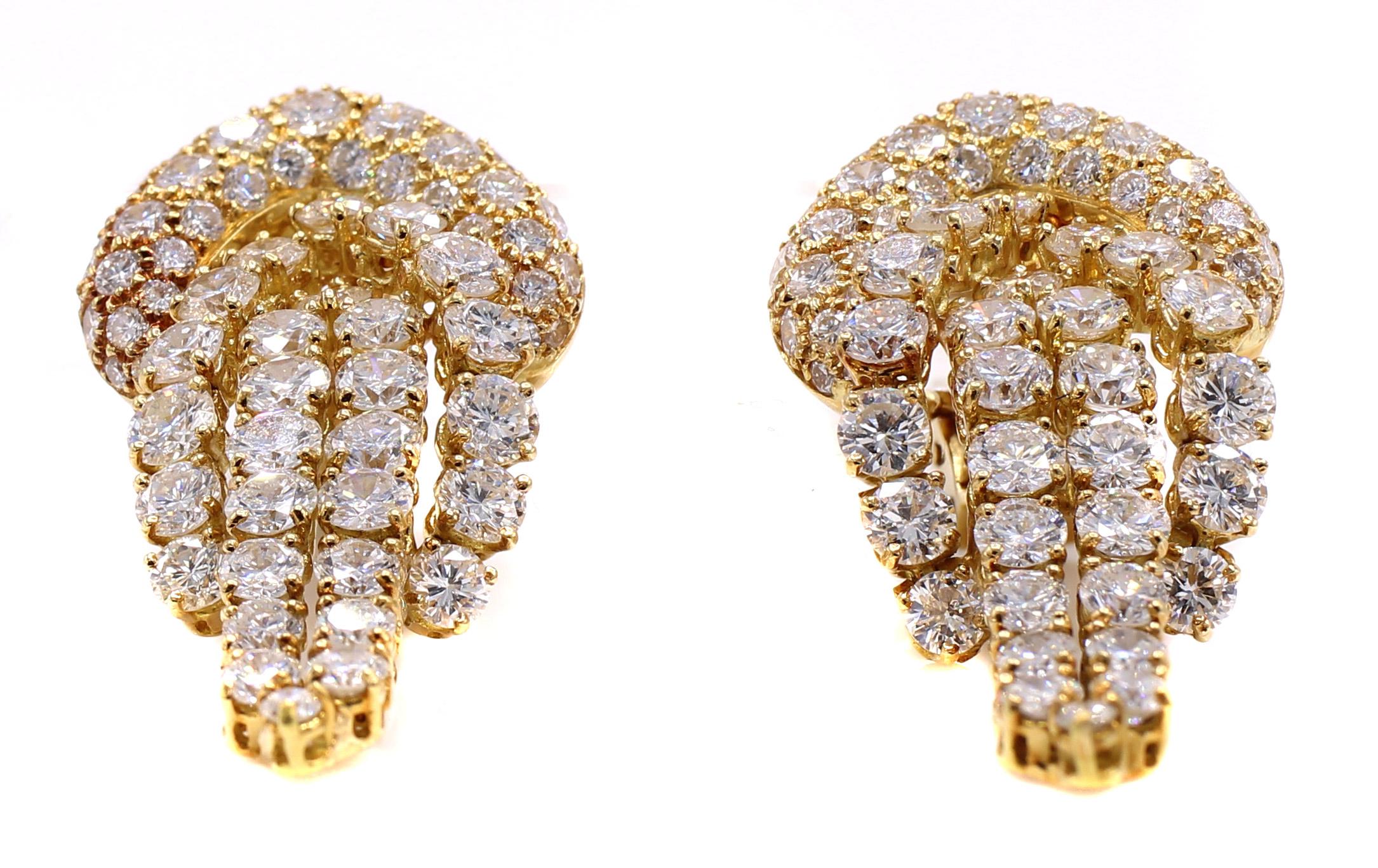 Beautifully designed and masterfully handcrafted in 18 karat yellow gold, these chic 1970s French diamond ear clips come to life with sparkle on the ear. 130 perfectly matched in cut, color and clarity, round brilliant cut diamonds display