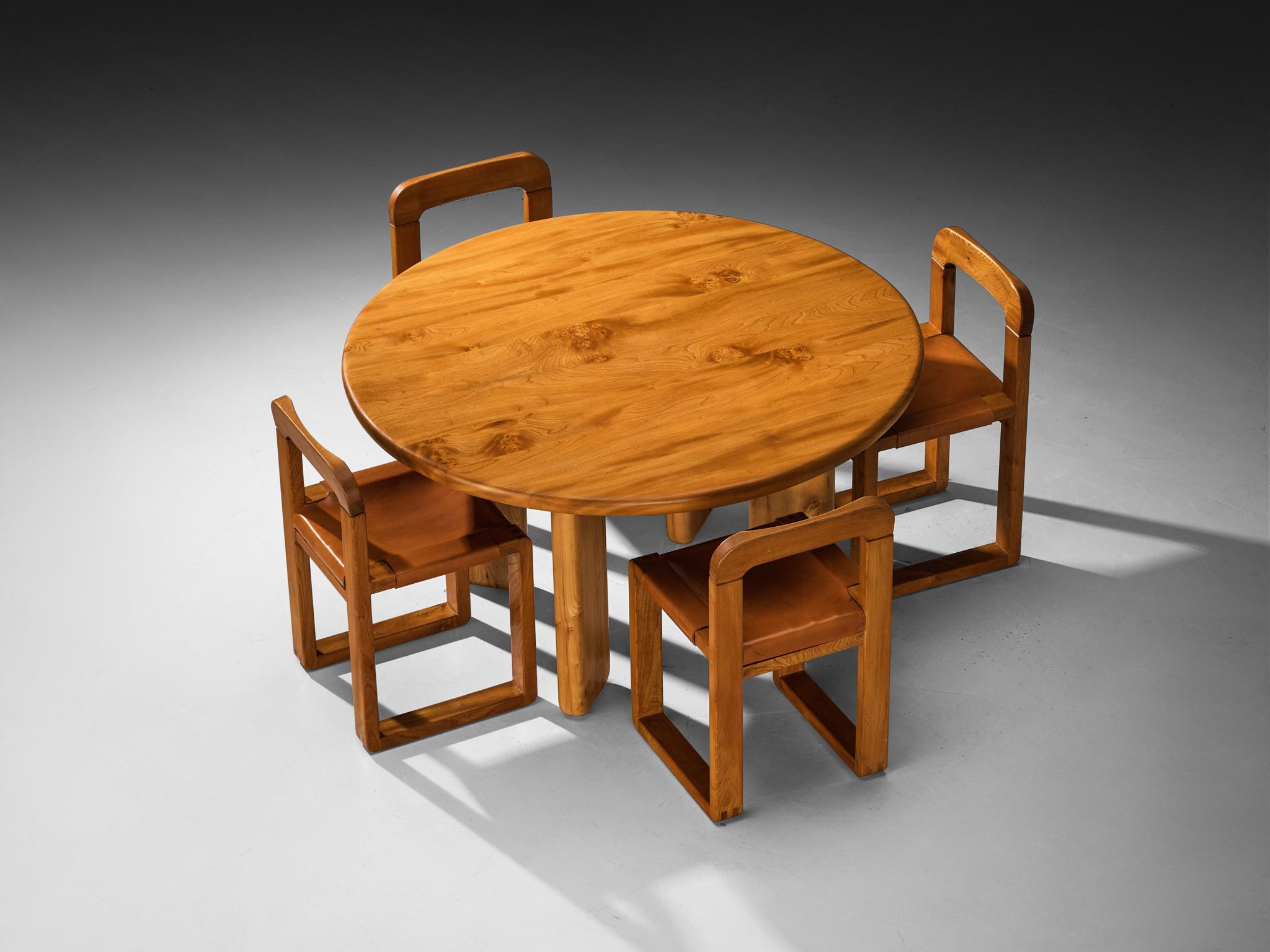 Ensemble de salle à manger avec table ronde et quatre chaises assorties, orme massif, cuir, France, années 1970 

Cet ensemble de salle à manger français, entièrement construit en orme massif, est l'exemple d'un mélange d'artisanat et de conception
