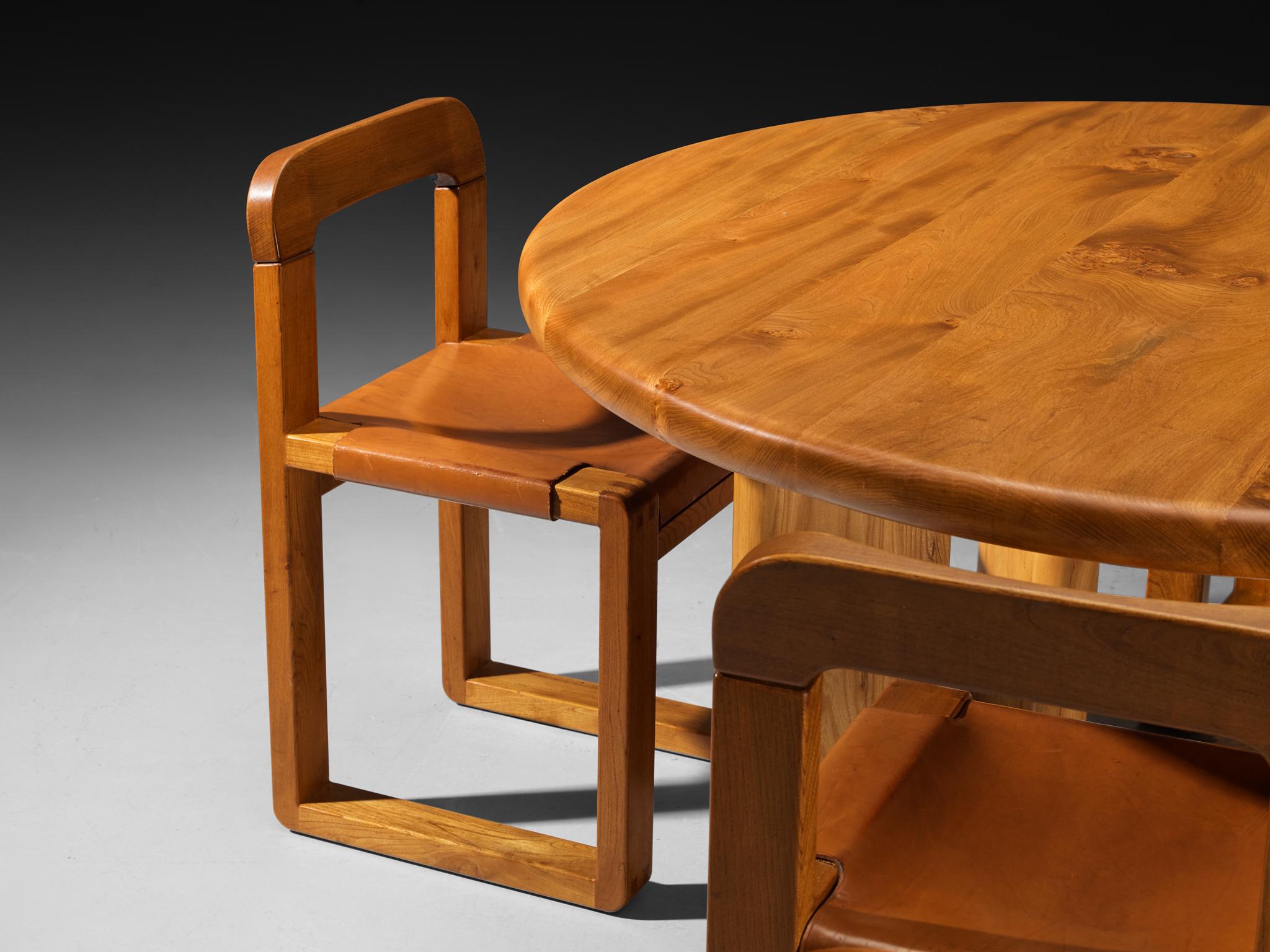 Mid-Century Modern Salle à manger française des années 1970 avec table ronde et chaises en orme massif en vente