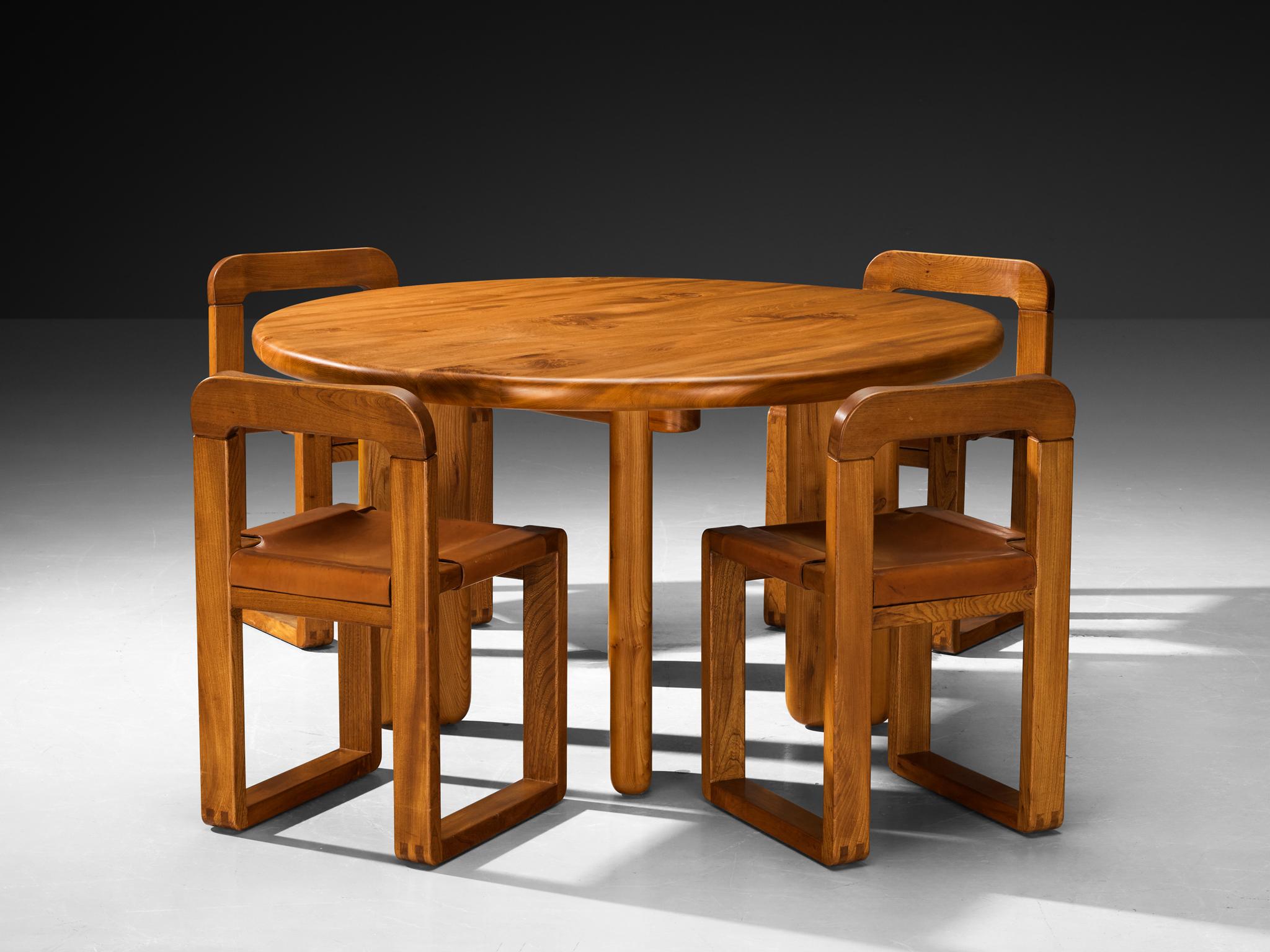 Français Salle à manger française des années 1970 avec table ronde et chaises en orme massif en vente