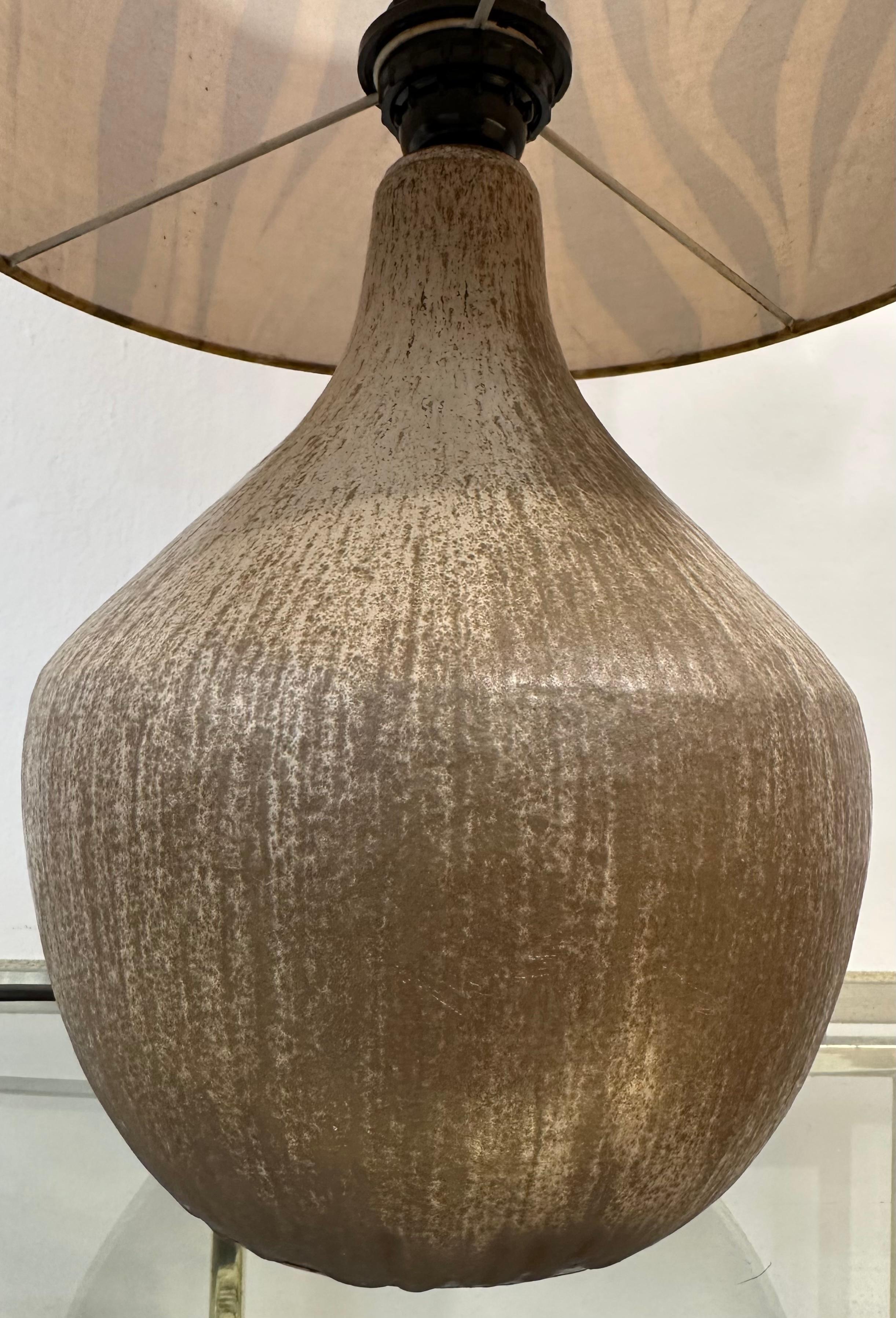 Französische glasierte Keramik-Tischlampe aus Steingut mit geometrischem Original-Schirm, 1970er Jahre im Angebot 5