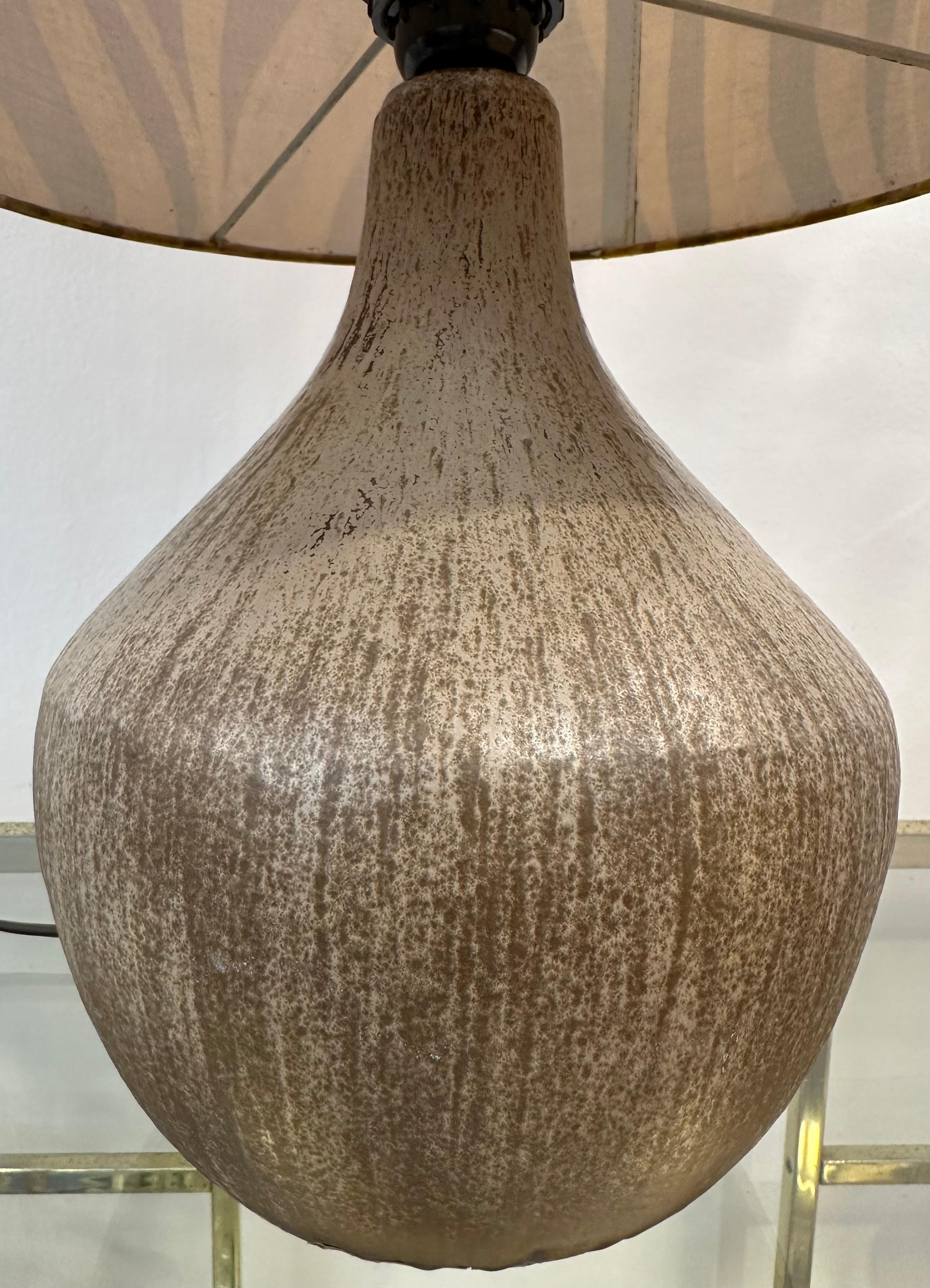 Lampe de table en faïence émaillée française des années 1970 avec abat-jour géométrique d'origine en vente 4