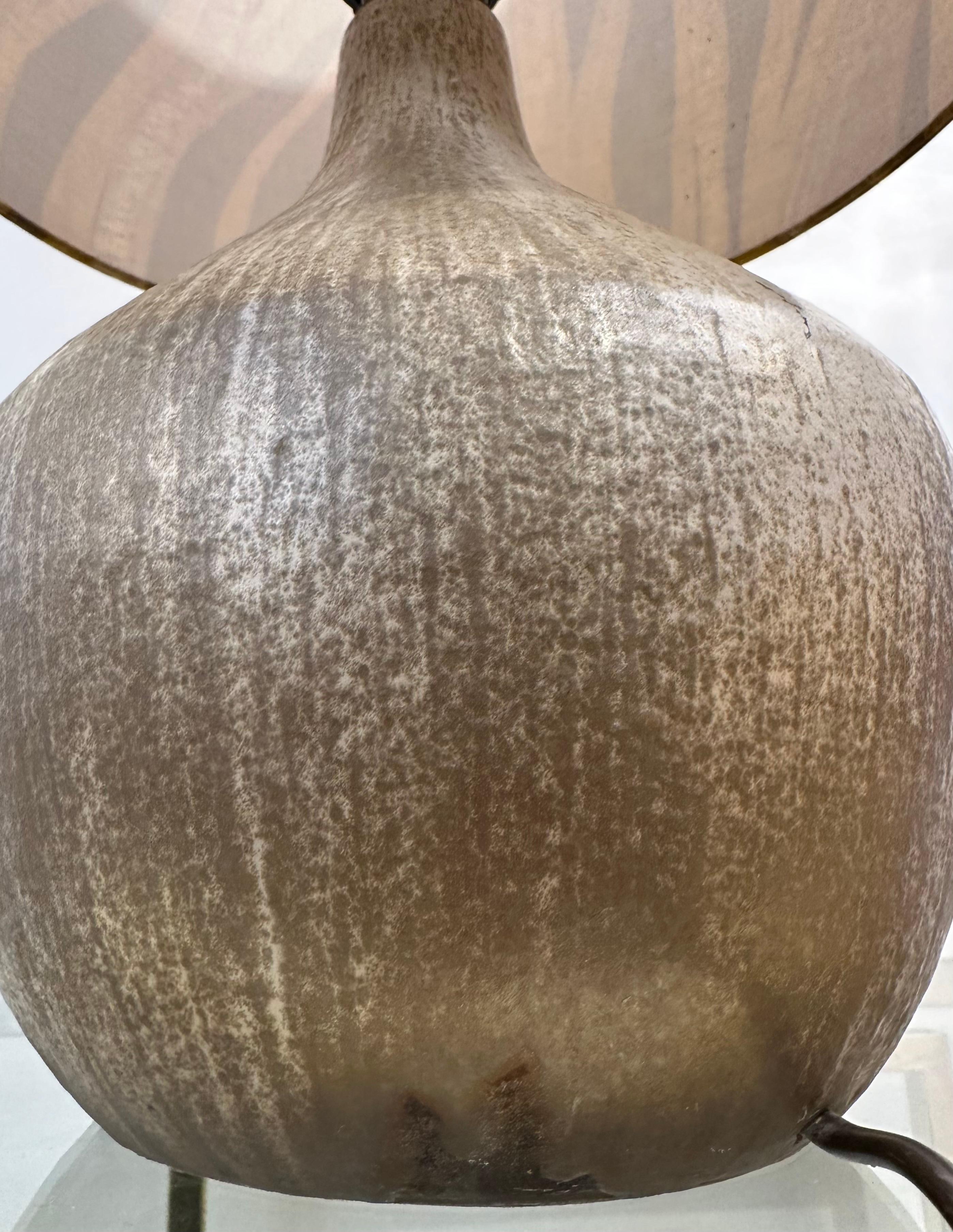 Französische glasierte Keramik-Tischlampe aus Steingut mit geometrischem Original-Schirm, 1970er Jahre im Angebot 11
