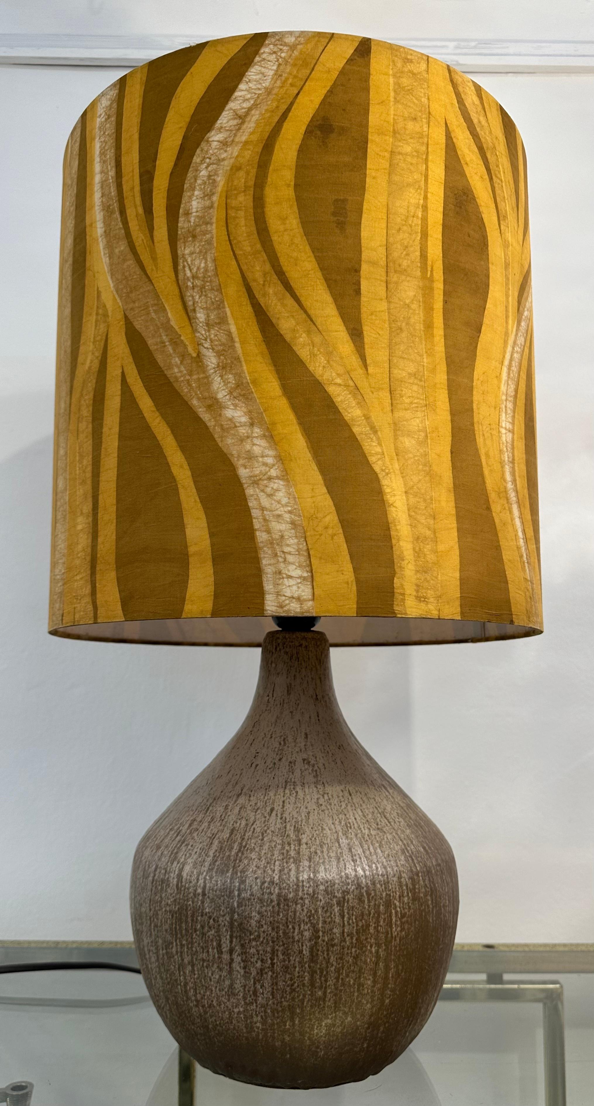 Französische glasierte Keramik-Tischlampe aus Steingut mit geometrischem Original-Schirm, 1970er Jahre (Moderne der Mitte des Jahrhunderts) im Angebot