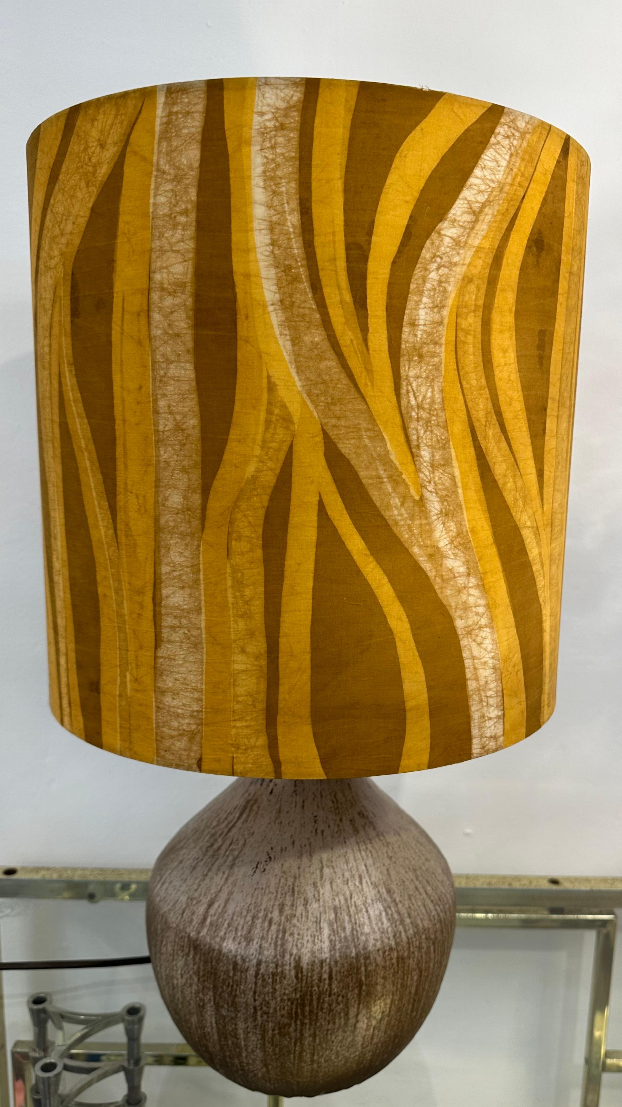 Vernissé Lampe de table en faïence émaillée française des années 1970 avec abat-jour géométrique d'origine en vente