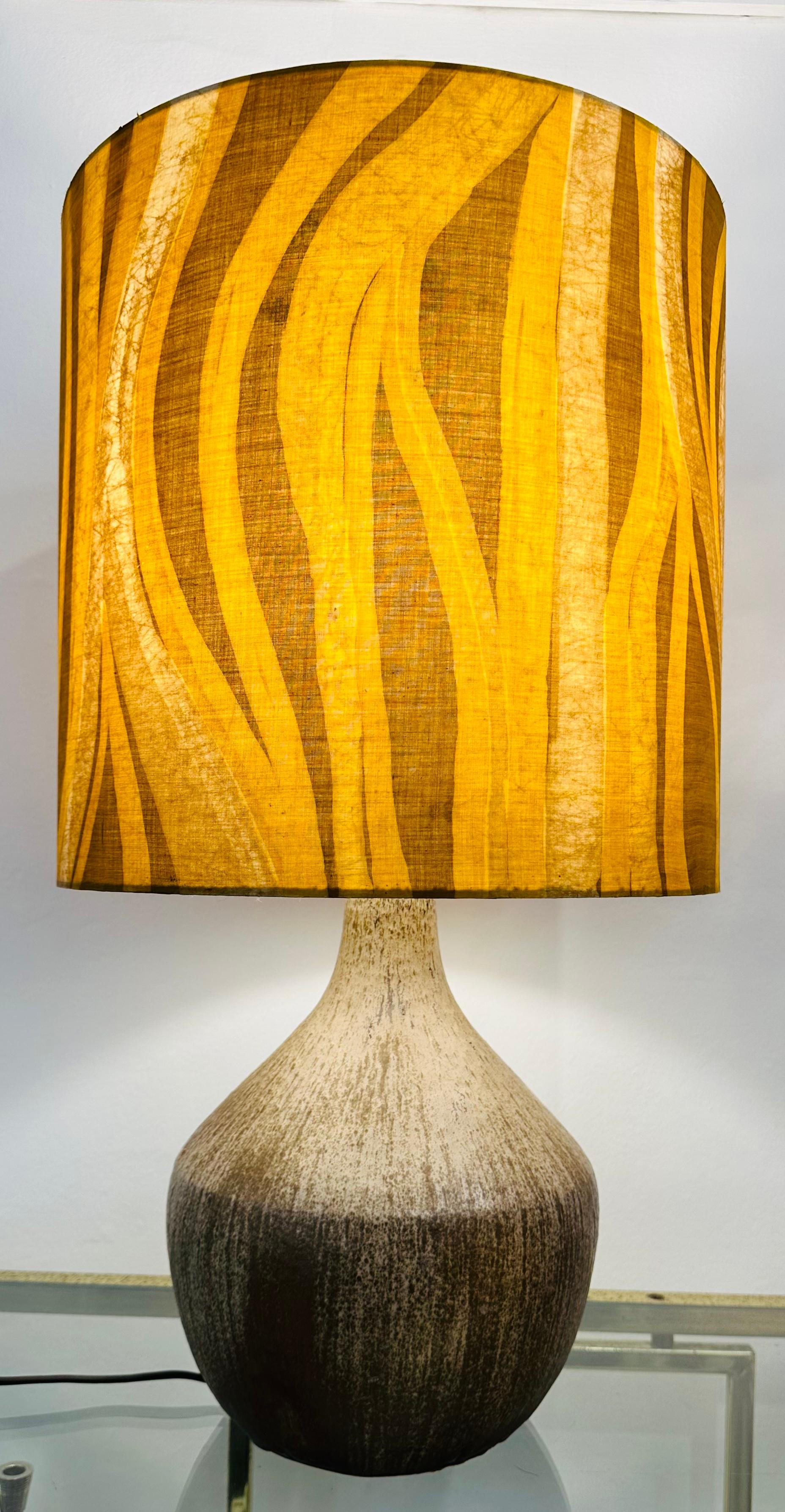 Lampe de table en faïence émaillée française des années 1970 avec abat-jour géométrique d'origine Bon état - En vente à London, GB