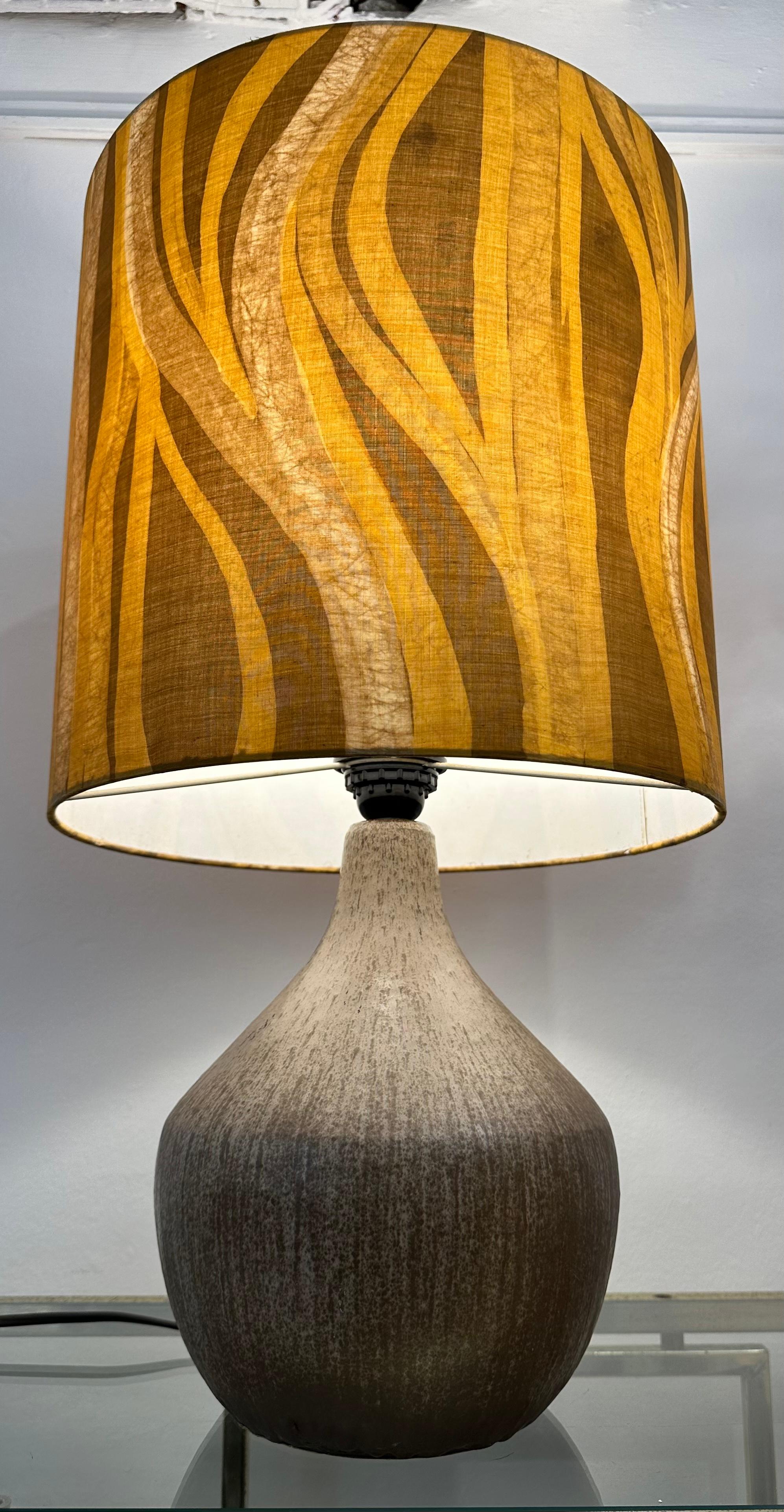 Céramique Lampe de table en faïence émaillée française des années 1970 avec abat-jour géométrique d'origine en vente