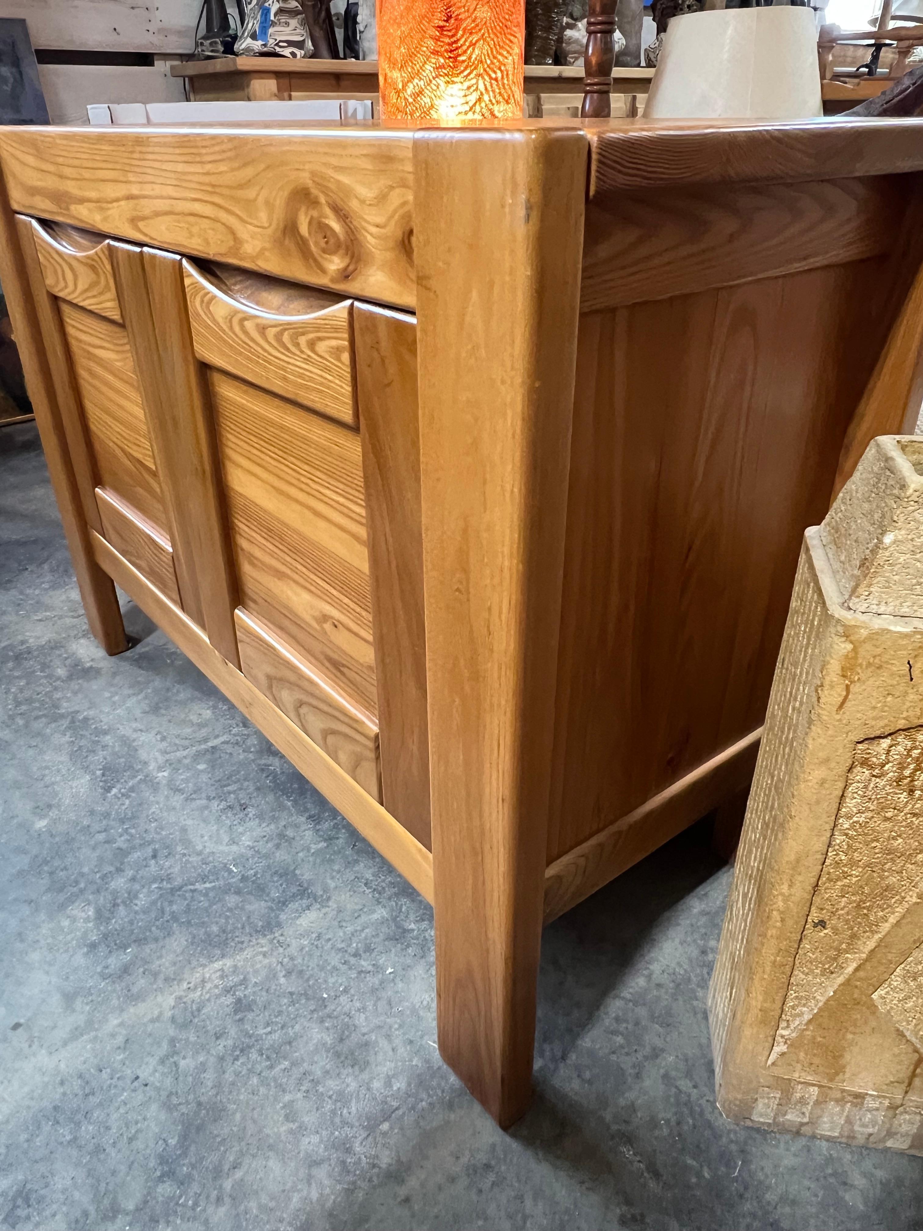 Postmoderne Cabinet en orme français des années 1970 par Maison Regain en vente