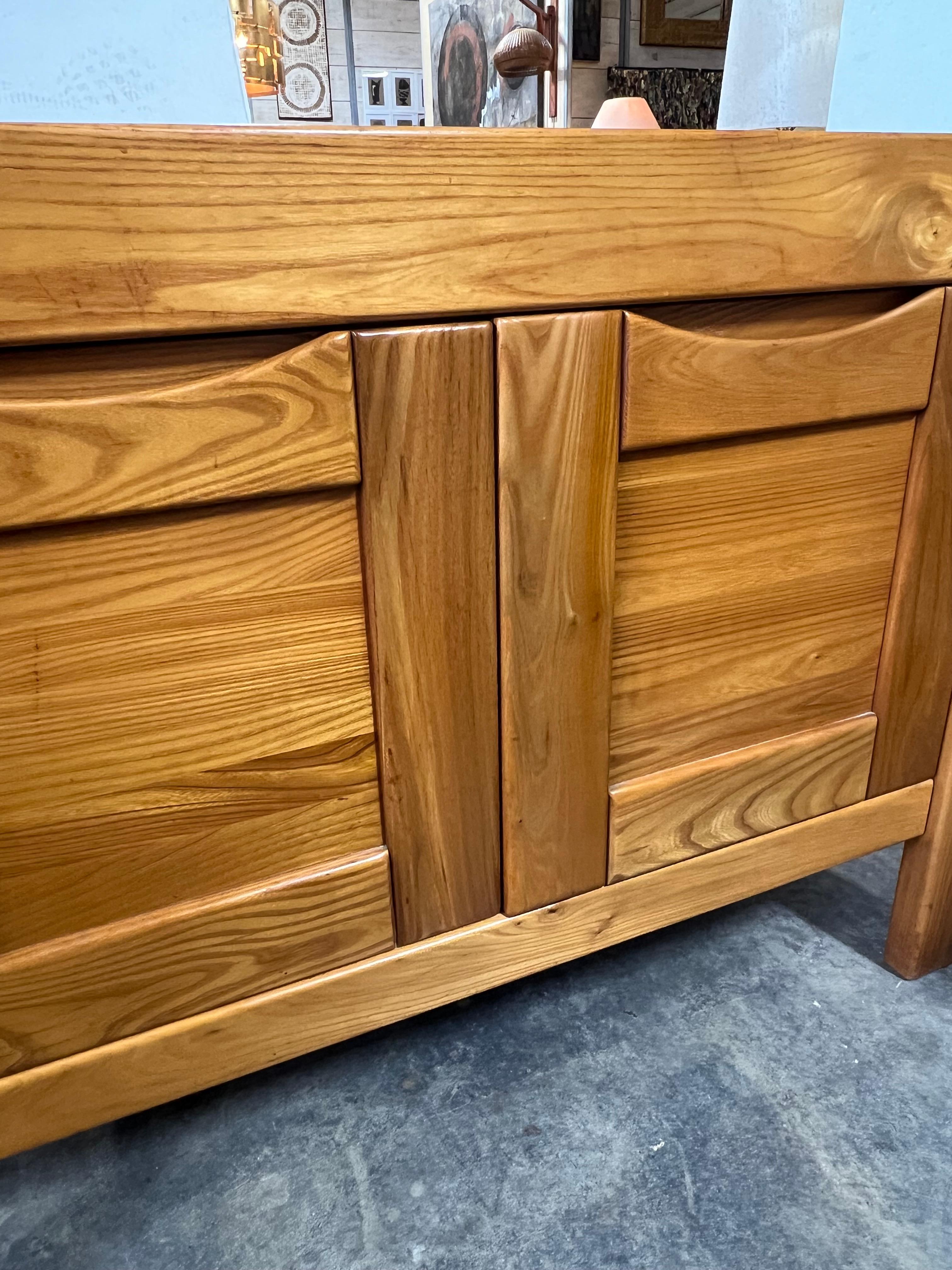 Français Cabinet en orme français des années 1970 par Maison Regain en vente