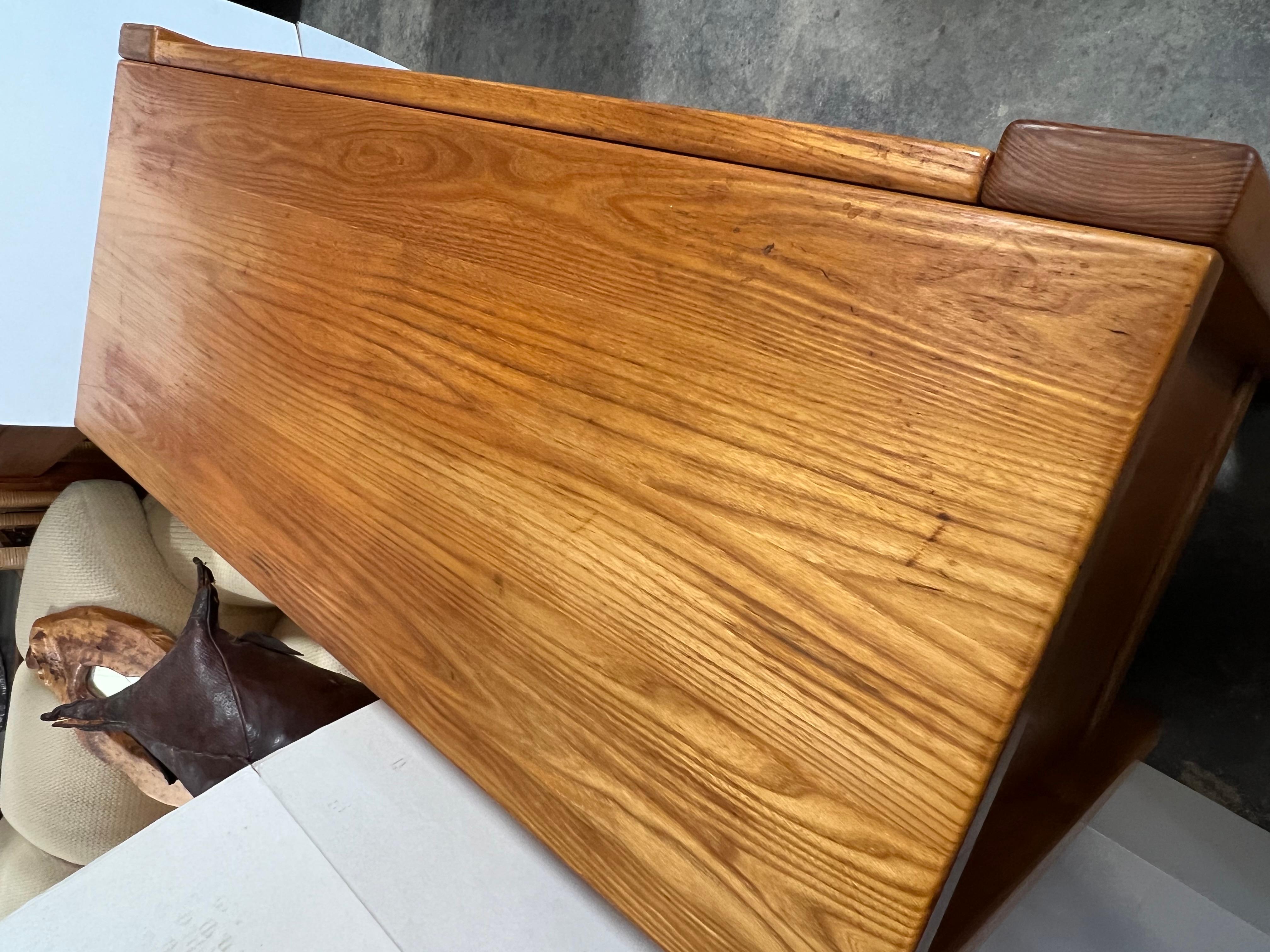 Cabinet en orme français des années 1970 par Maison Regain Bon état - En vente à Chicago, IL
