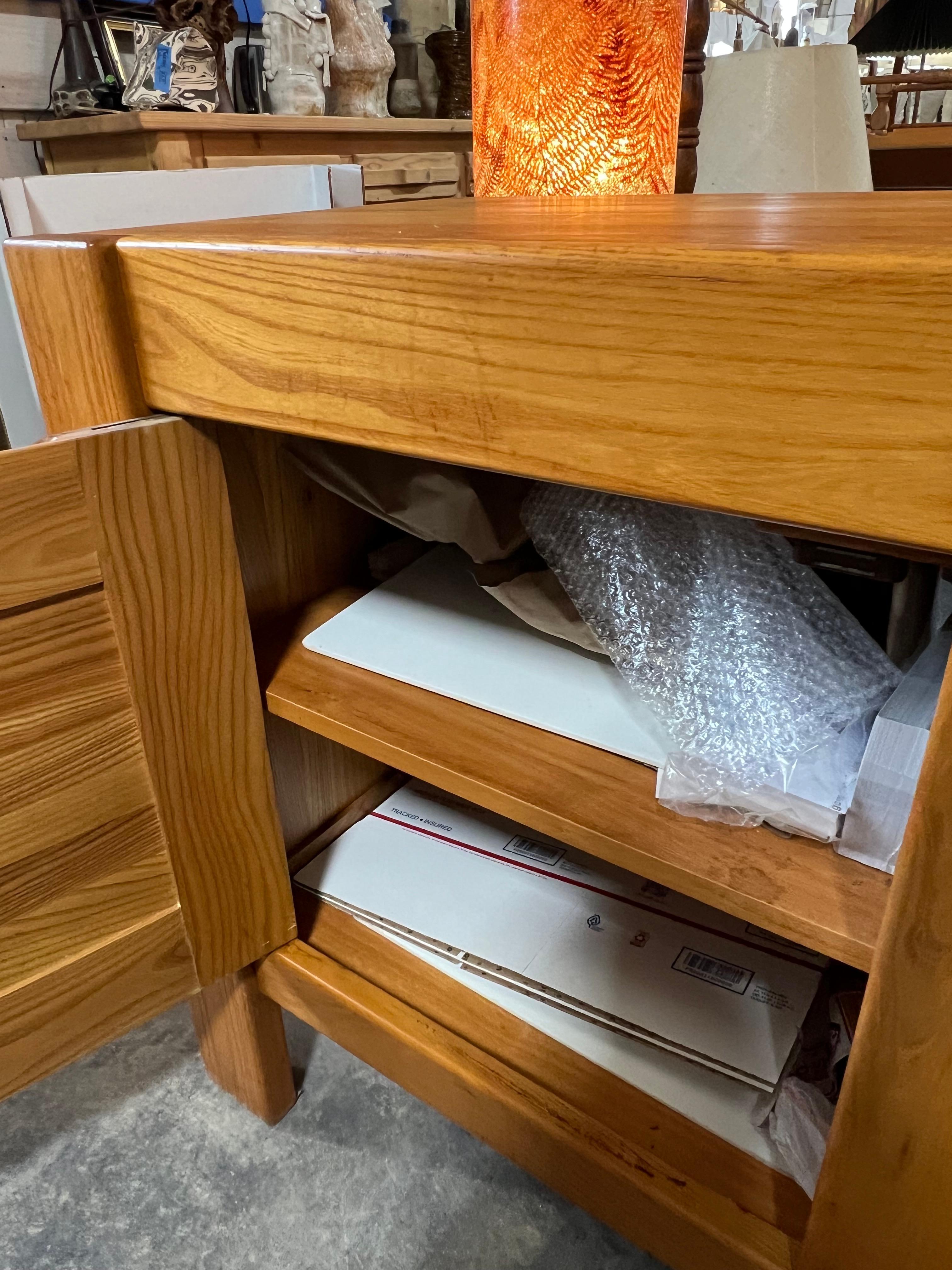 Fin du 20e siècle Cabinet en orme français des années 1970 par Maison Regain en vente