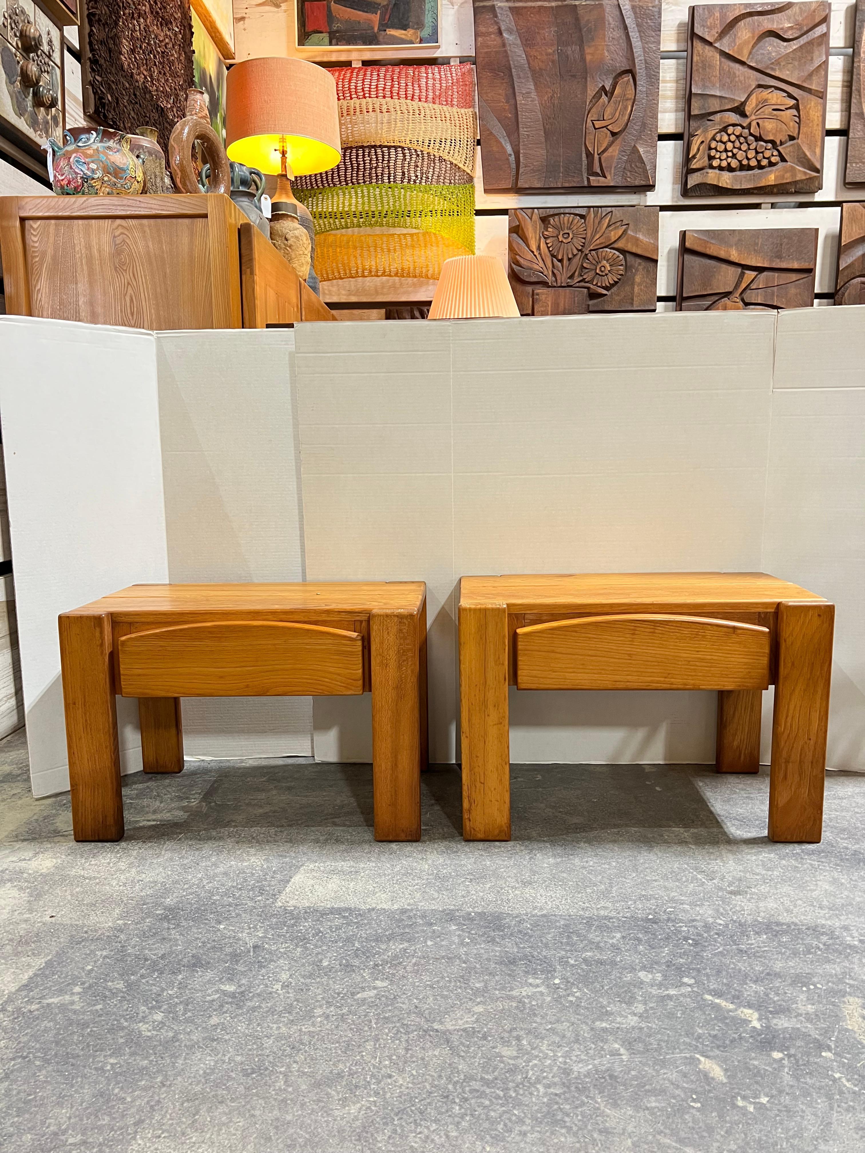 Tables de nuit en orme français des années 1970 conçues par Maison Regain 