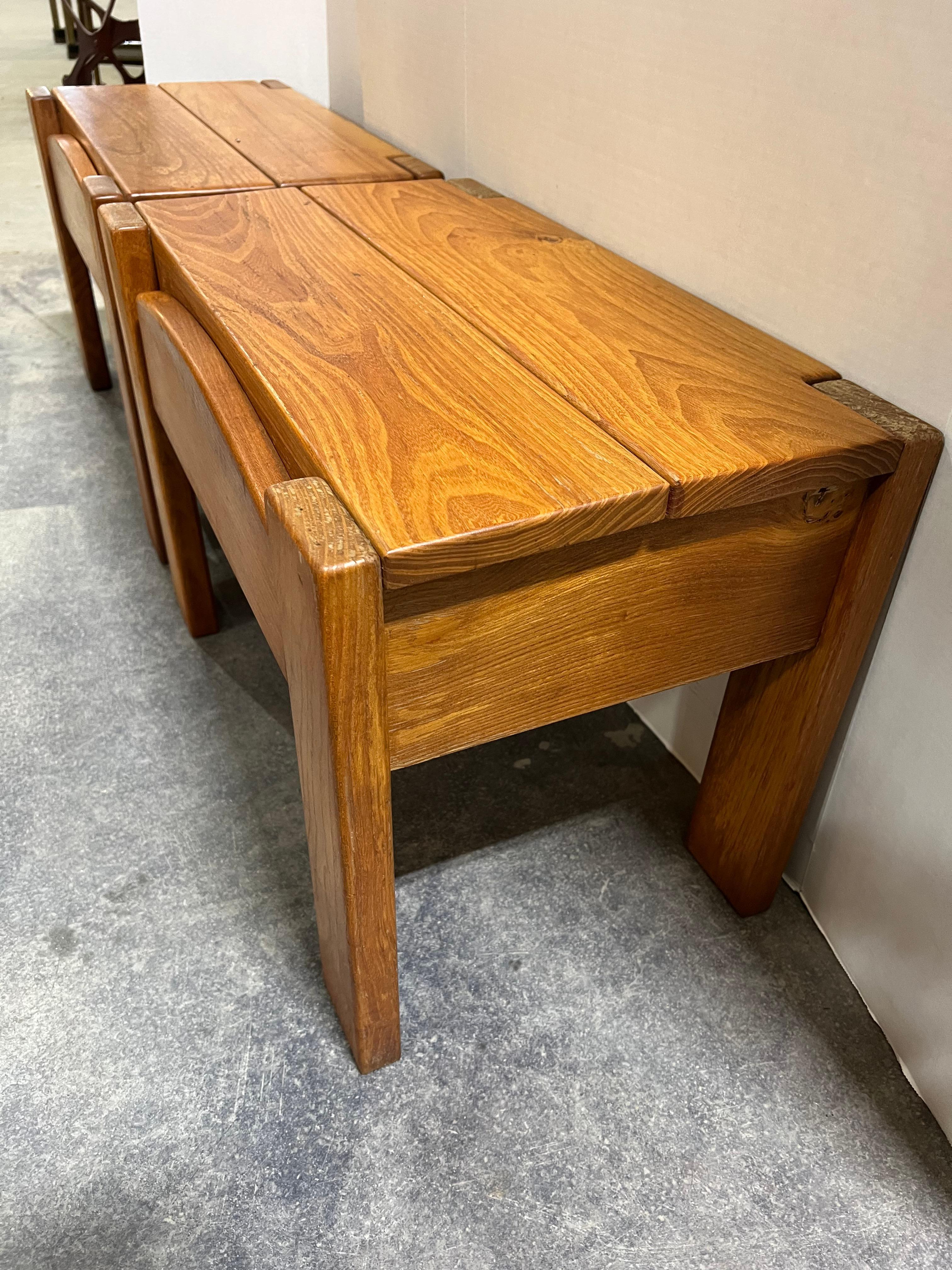 Postmoderne Tables de nuit en orme français des années 1970 par Maison Regain en vente
