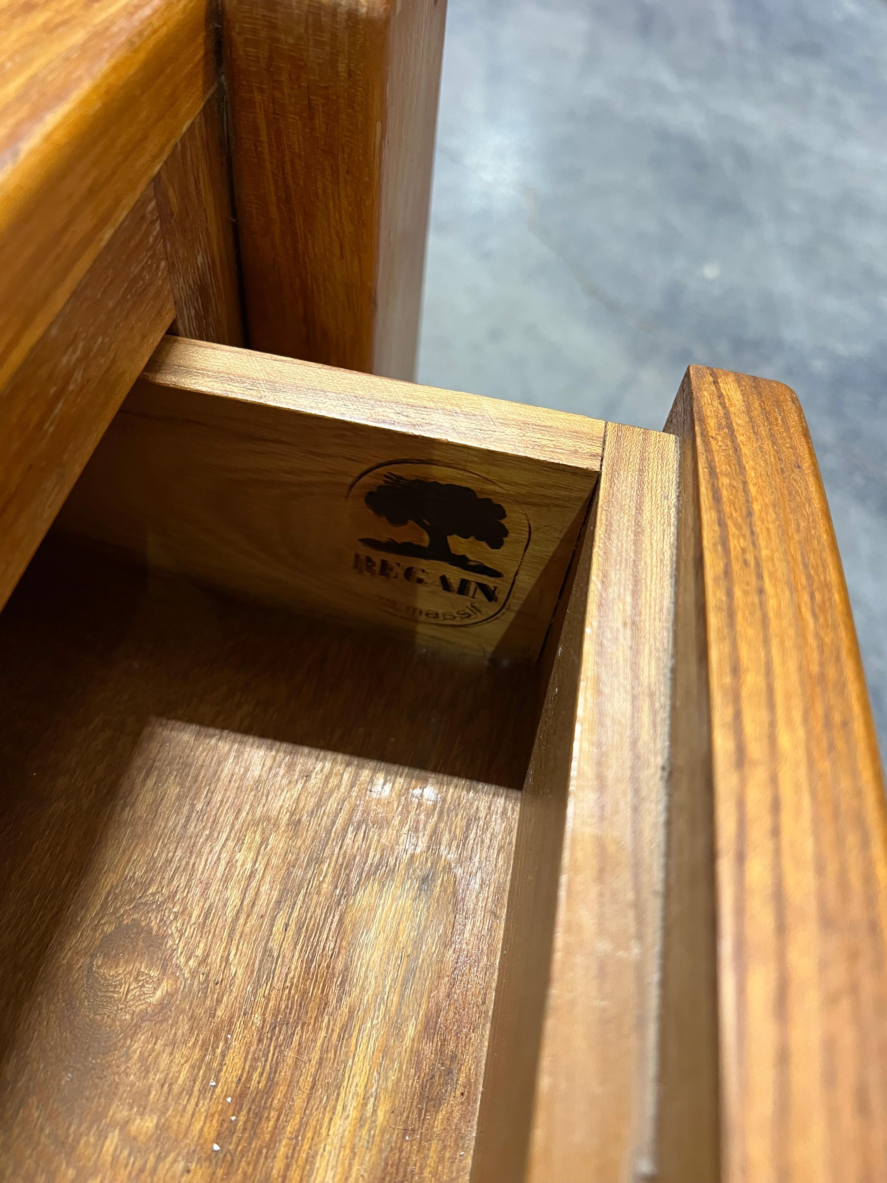 Français Tables de nuit en orme français des années 1970 par Maison Regain en vente
