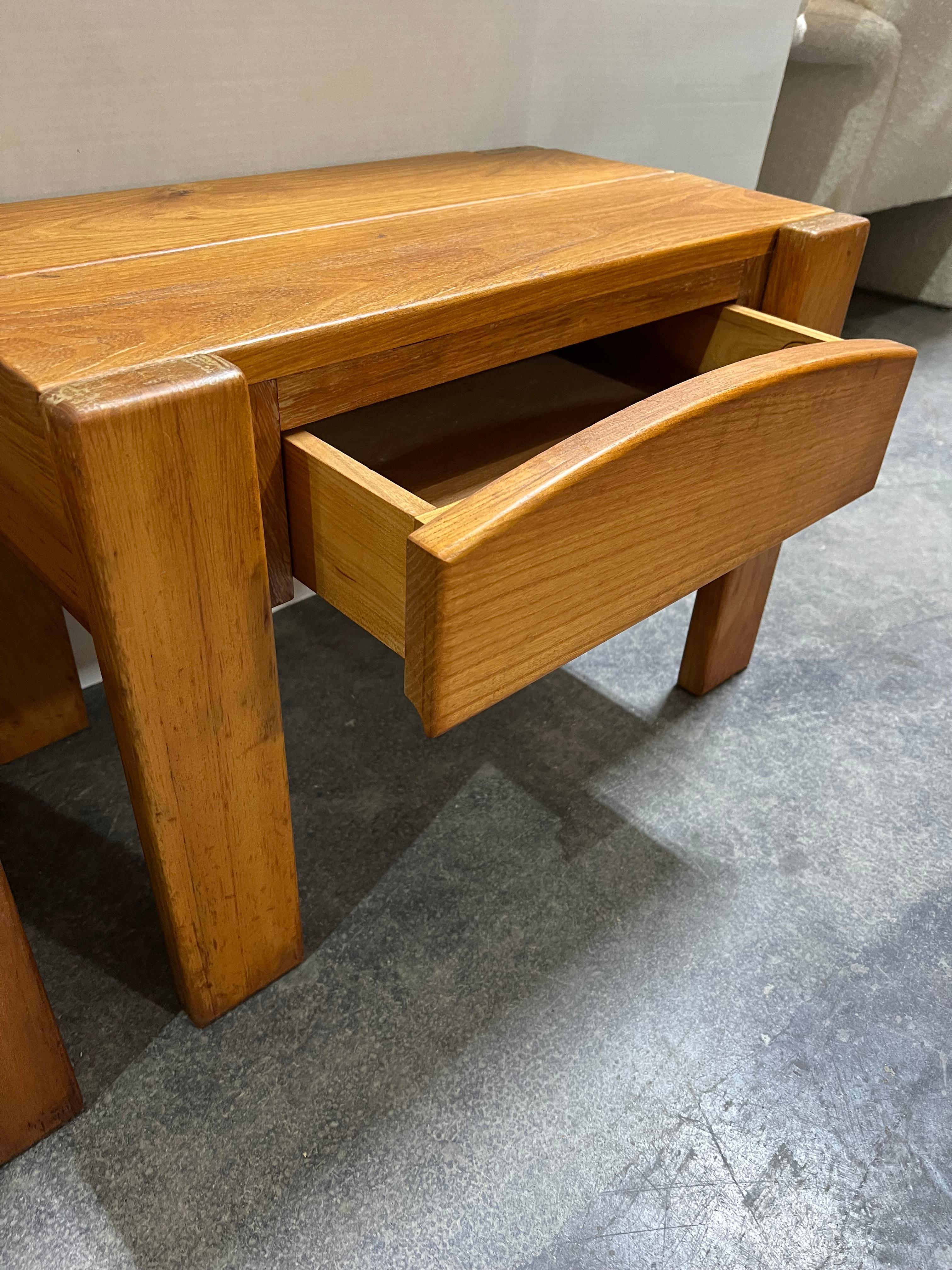 Tables de nuit en orme français des années 1970 par Maison Regain Bon état - En vente à Chicago, IL