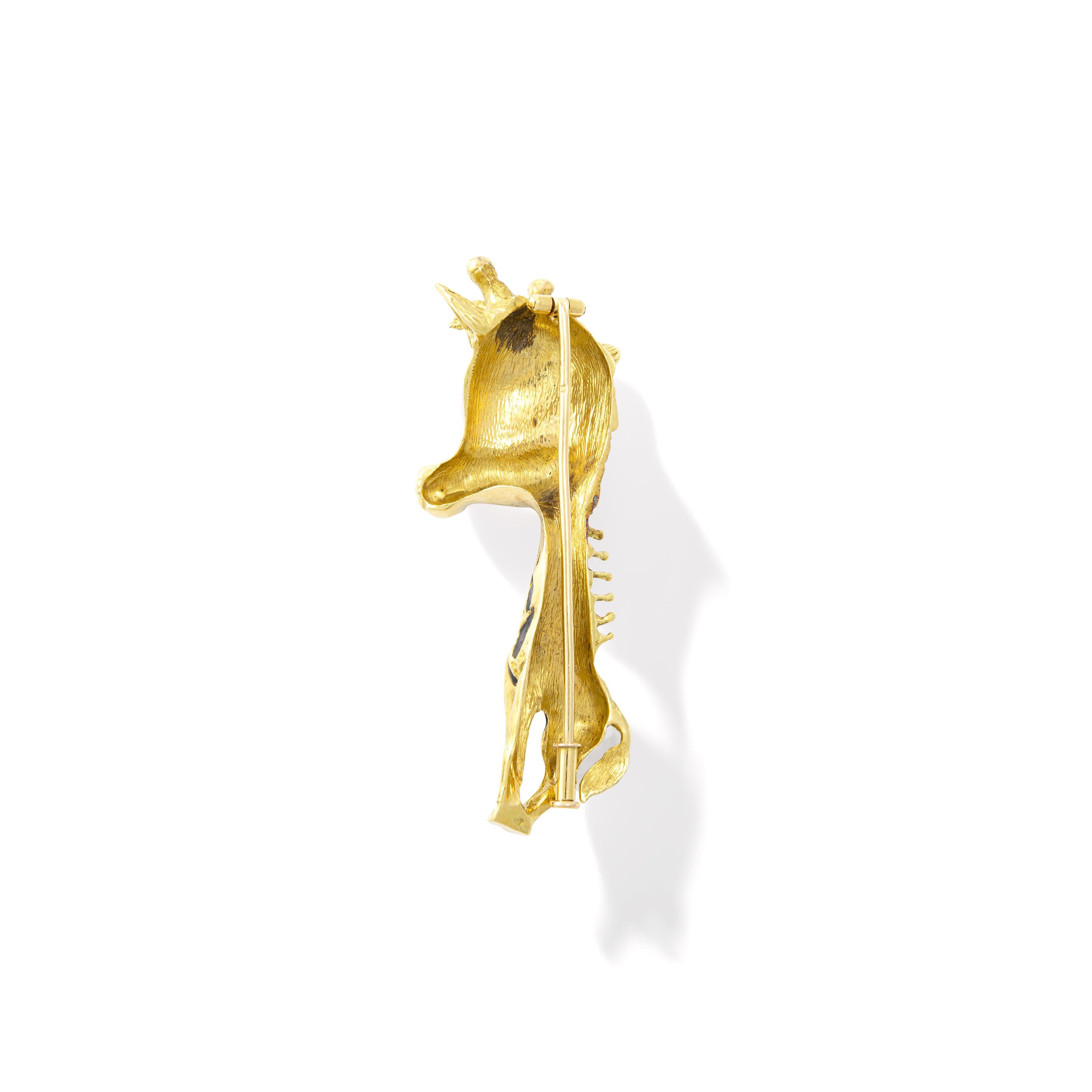Aesthetic Movement 1970s French Enamel Yellow Gold 18 Karat Giraffe Brooch For Sale