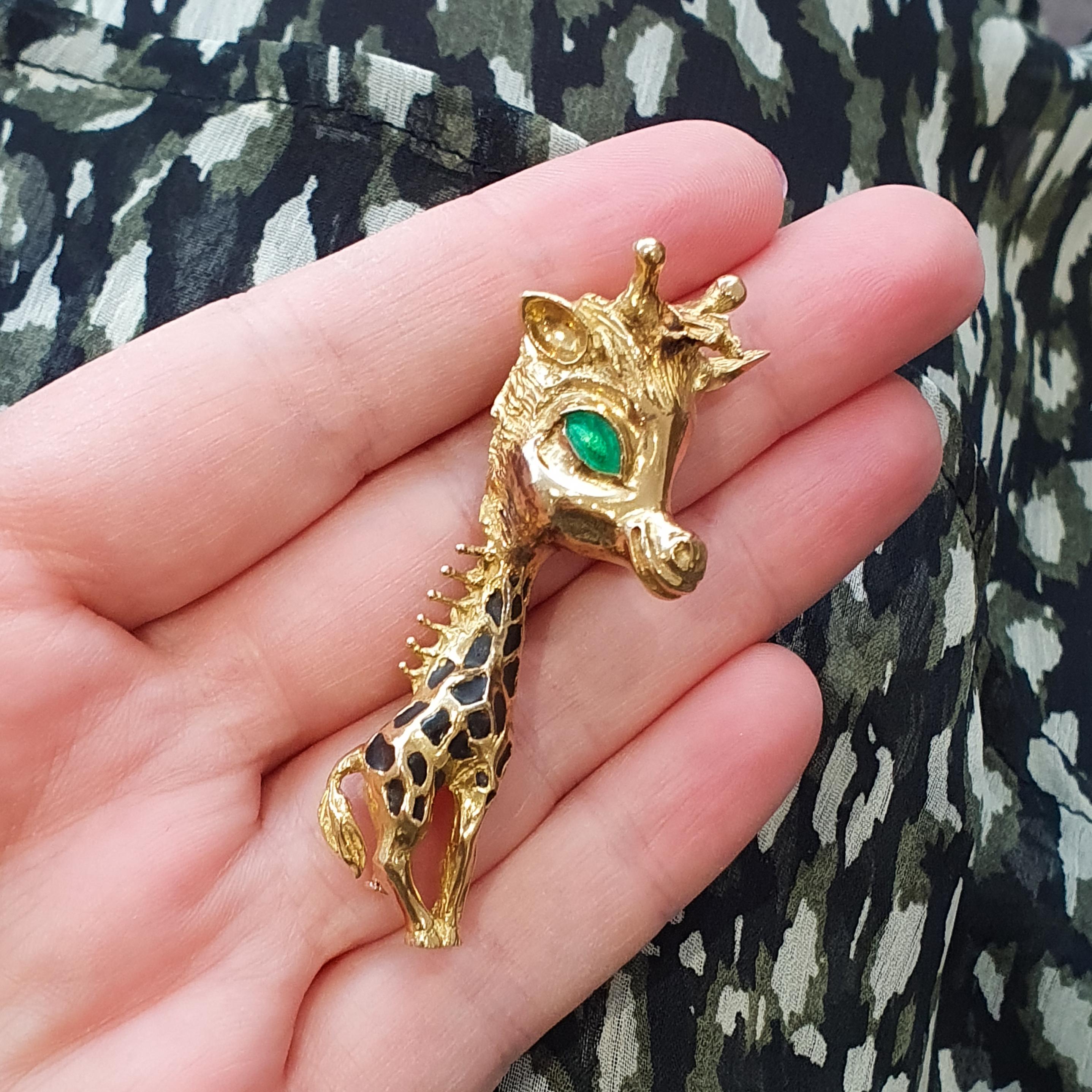 1970s French Enamel Yellow Gold 18 Karat Giraffe Brooch In Excellent Condition For Sale In Geneva, CH