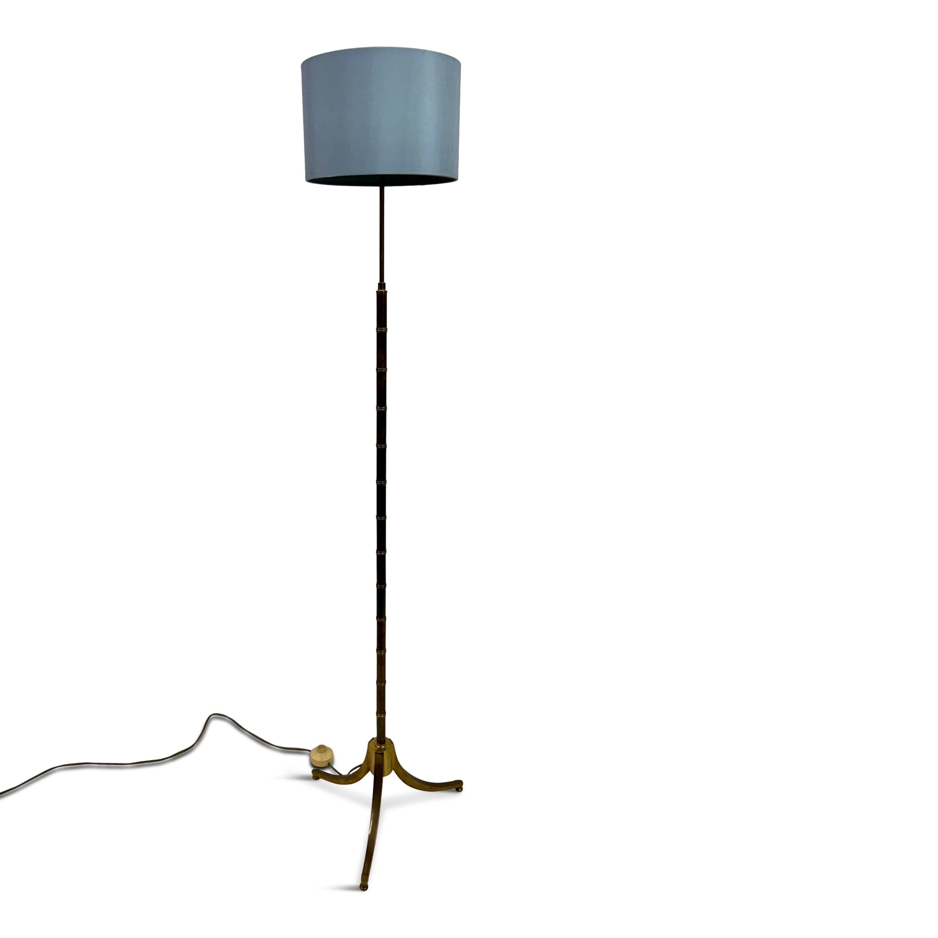 Brass floor lamp

A 1970s faux bamboo floor lamp in brass, exuding elegance with its refined silhouette and warm golden tones. The slender column, designed to mimic bamboo segments, adds a subtle organic touch to the structured form.

Supported by a