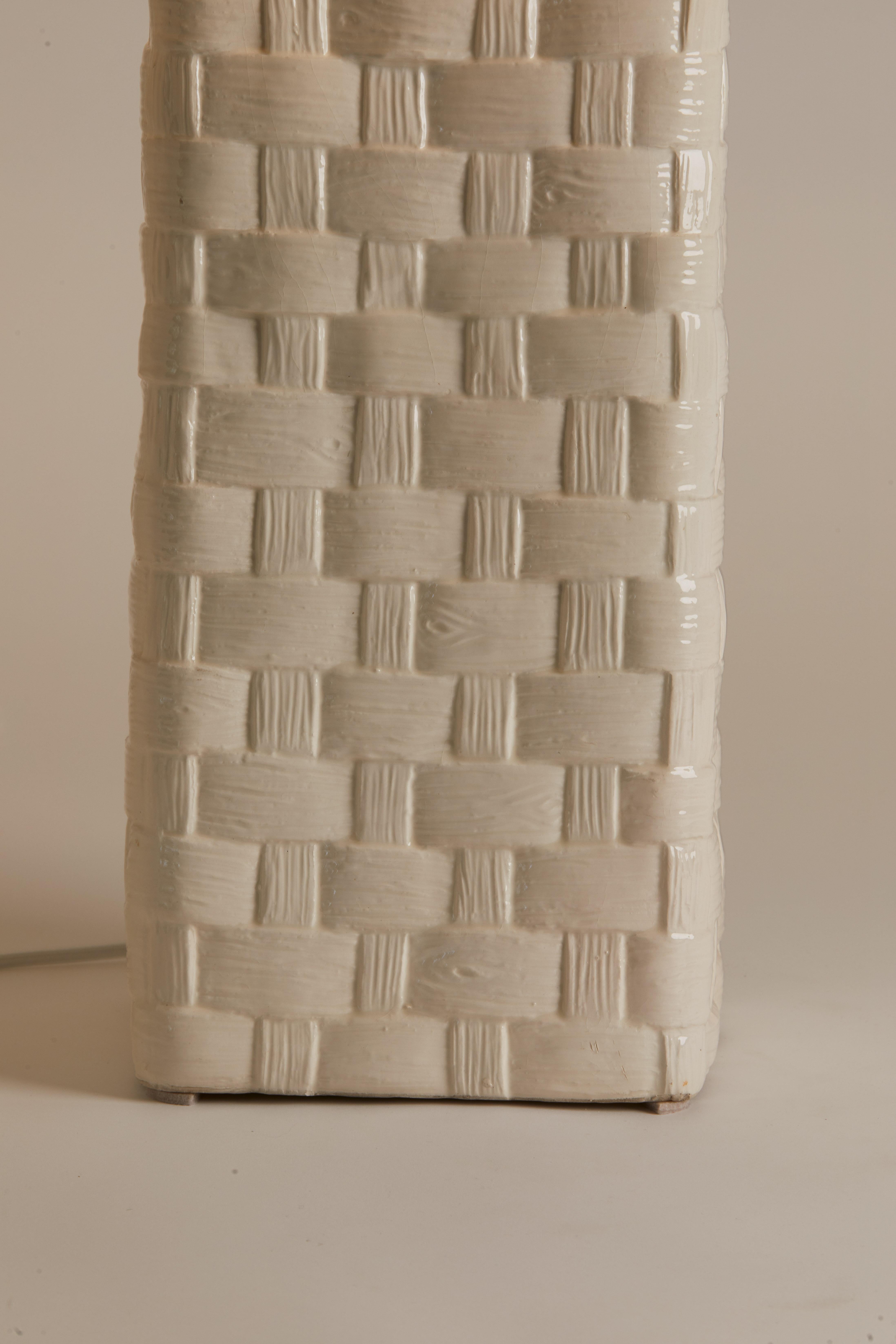 Französische weiße Keramiklampe mit Korbgeflecht aus den 1970er Jahren (Ende des 20. Jahrhunderts) im Angebot
