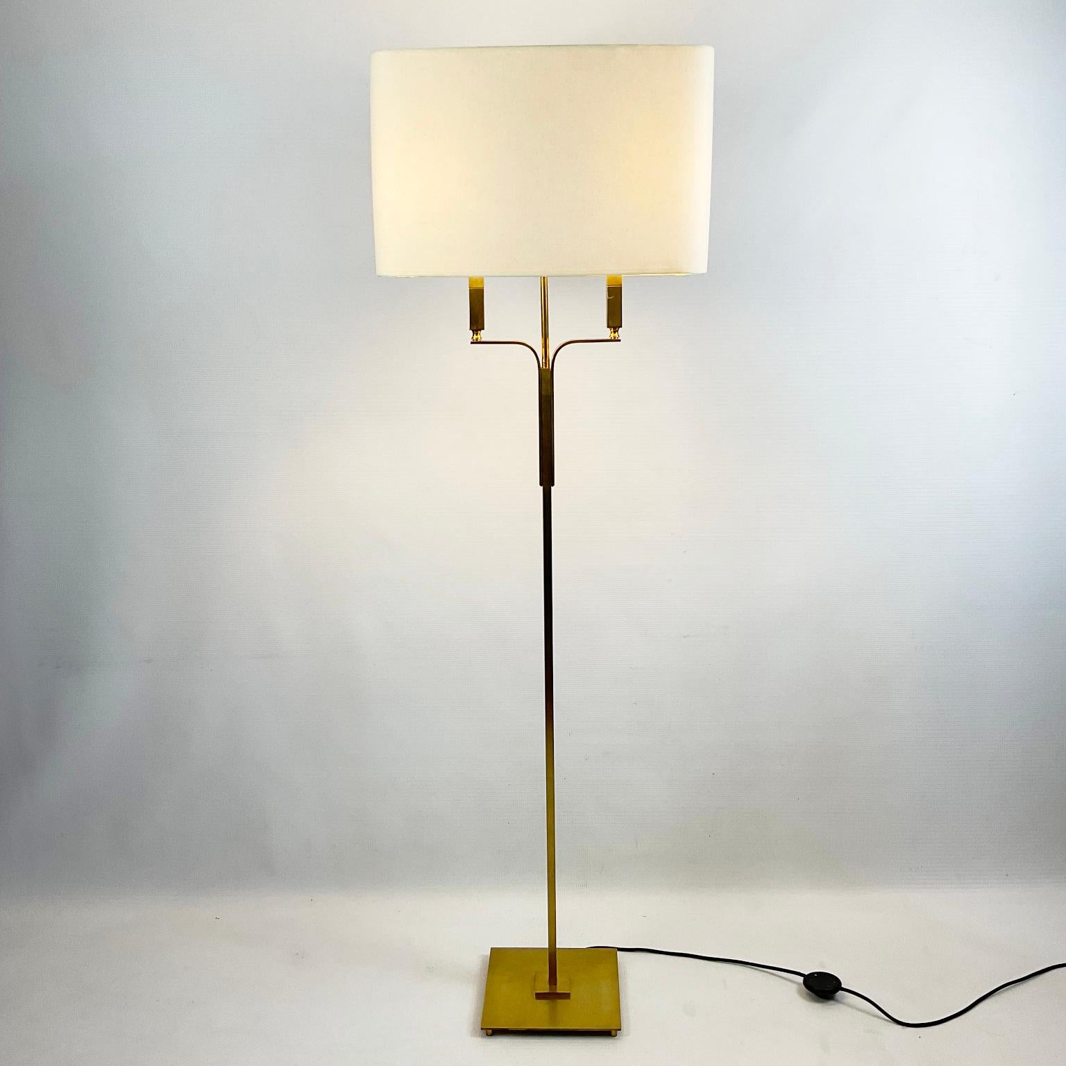 1970s French Floor Lamp in Brushed Brass For Sale 4