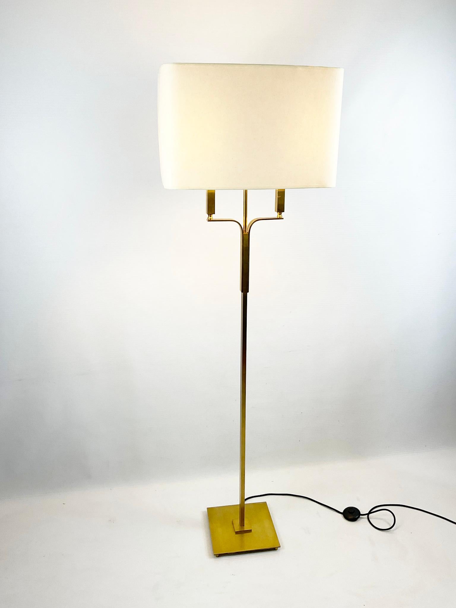 1970s French Floor Lamp in Brushed Brass For Sale 3