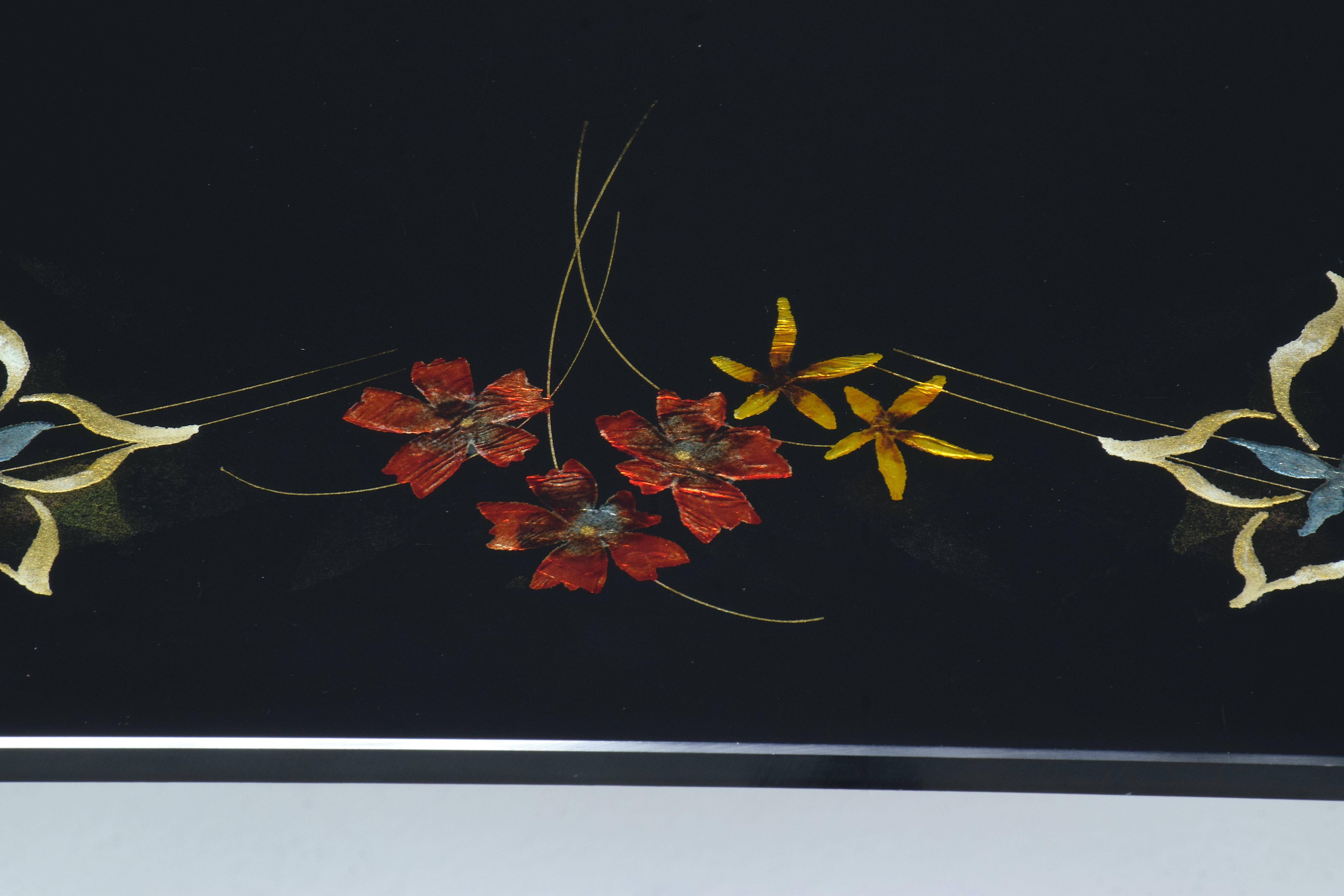 Table basse française en verre à motifs floraux peinte à la main des années 1970 en vente 1