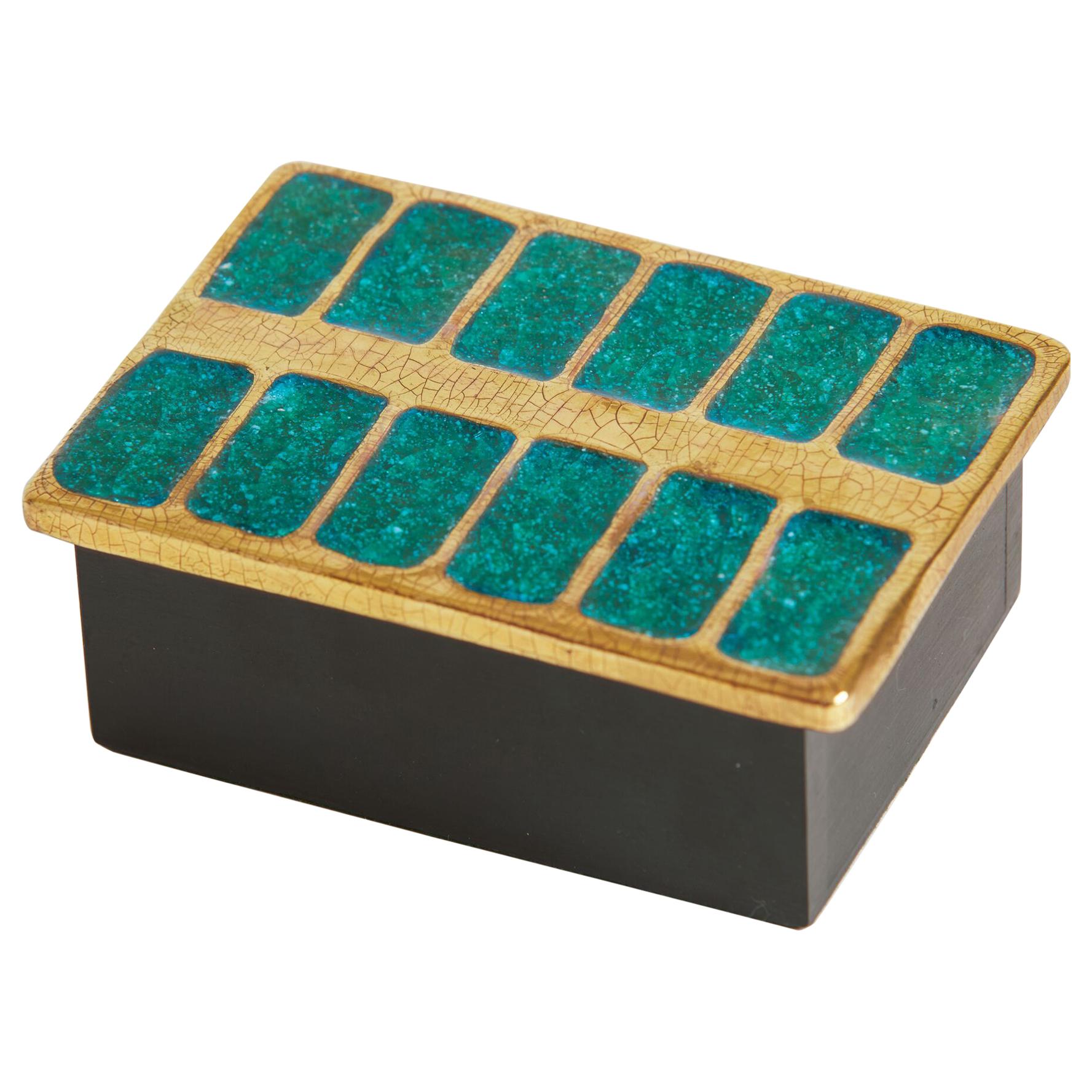 Boîte française Francois Lembo des années 1970 avec incrustation de verre vert et bordures dorées