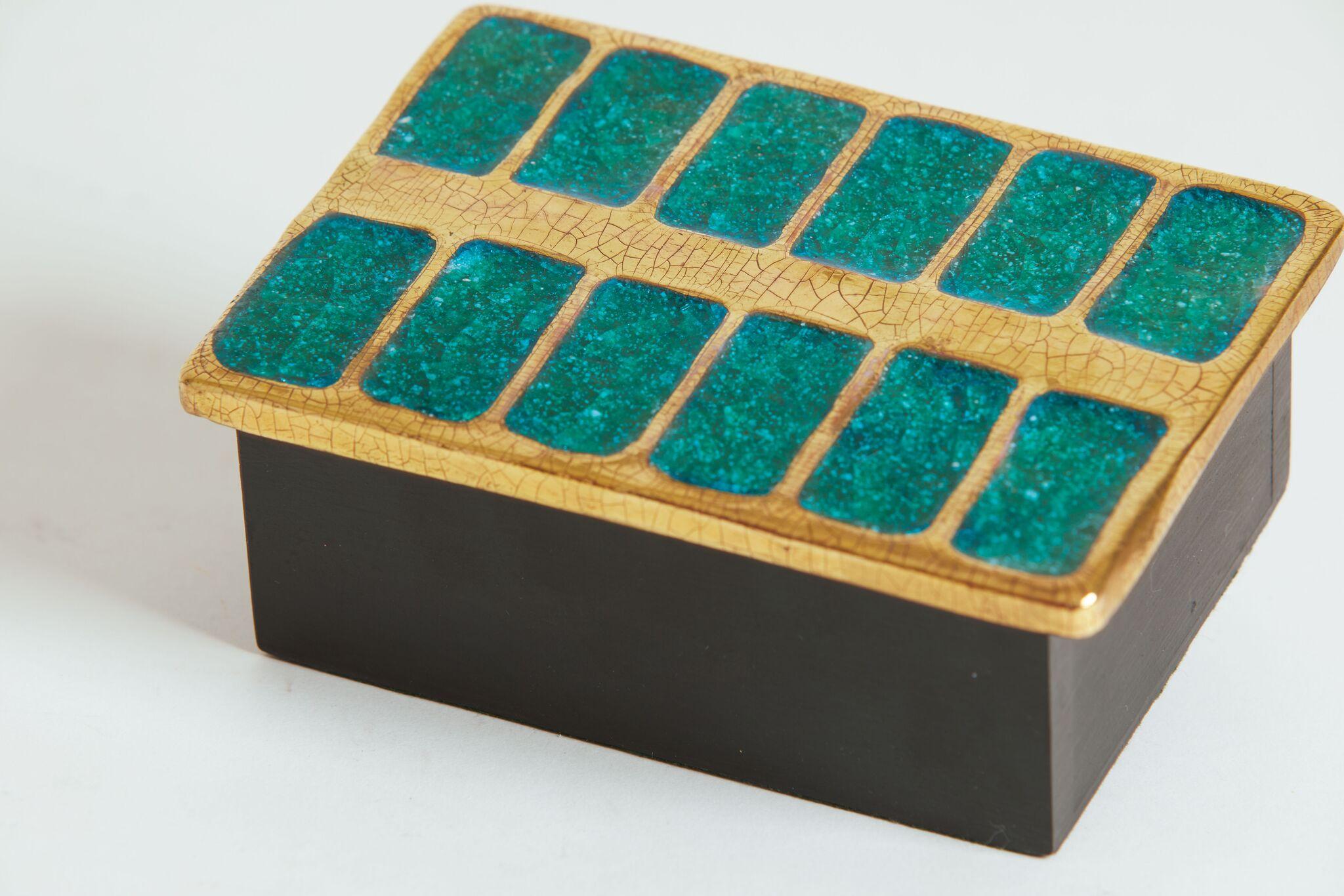 Mid-Century Modern Boîte française Francois Lembo des années 1970 avec incrustation de verre vert et bordures dorées