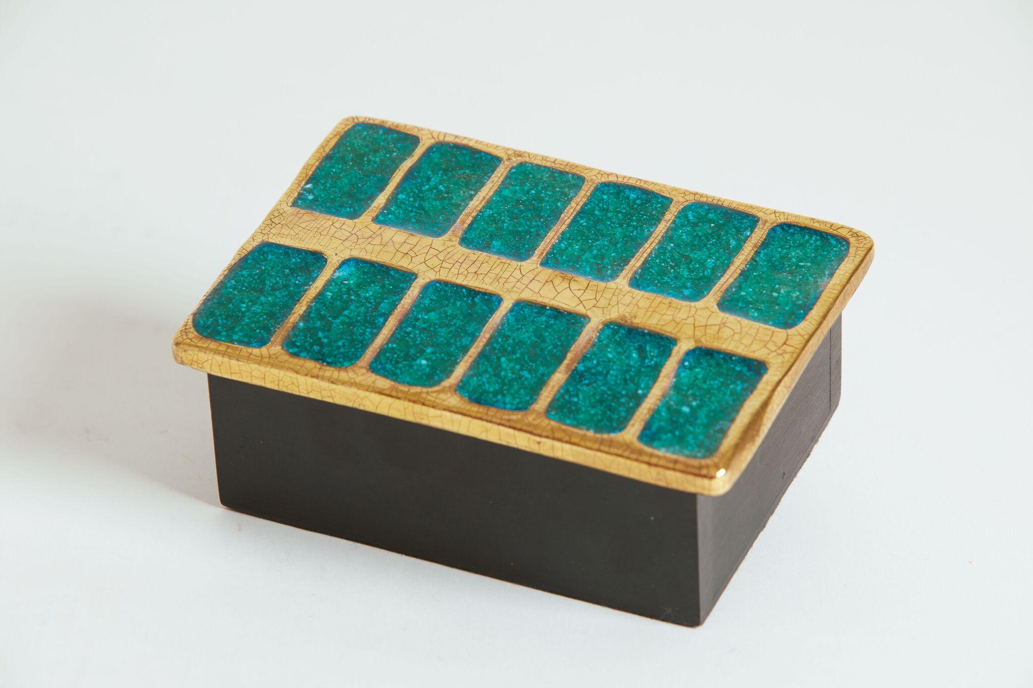 Français Boîte française Francois Lembo des années 1970 avec incrustation de verre vert et bordures dorées