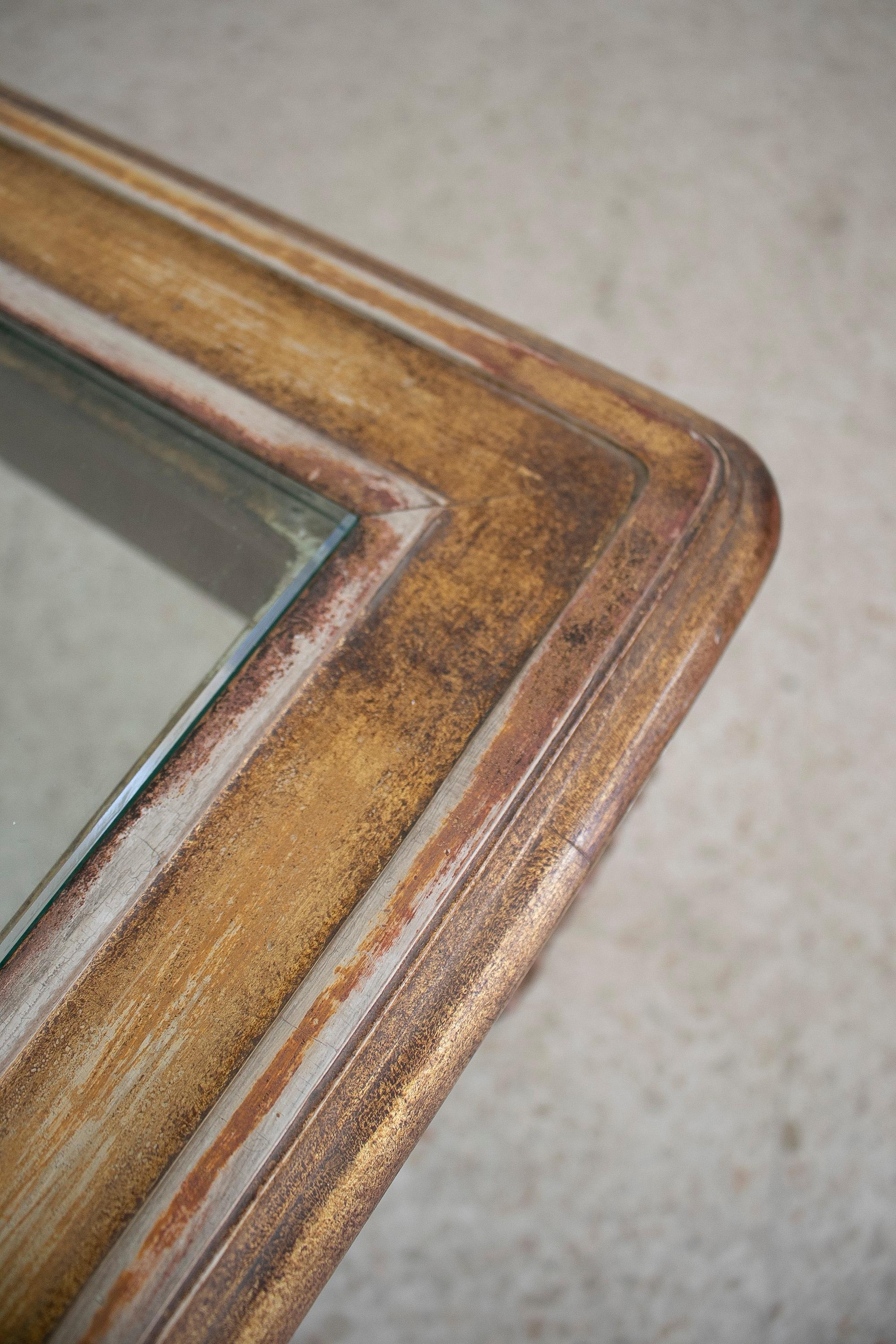 Table basse française en bois doré des années 1970 avec plateau en verre en vente 6