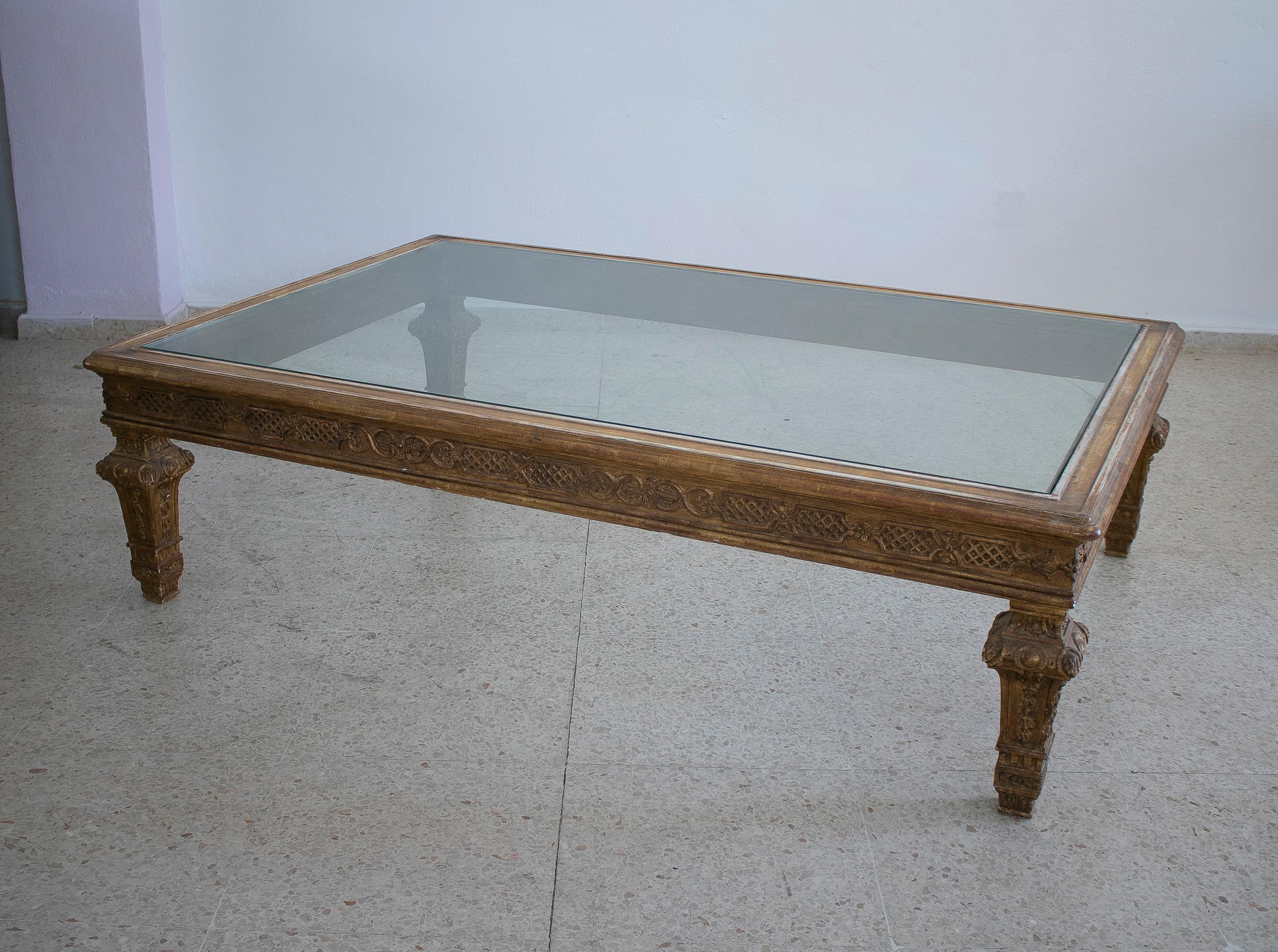 Table basse en bois doré français des années 1970 avec plateau en verre.