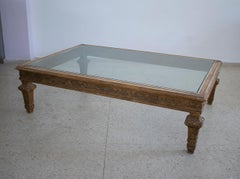 Tavolino francese in legno dorato degli anni '70 con piano in vetro