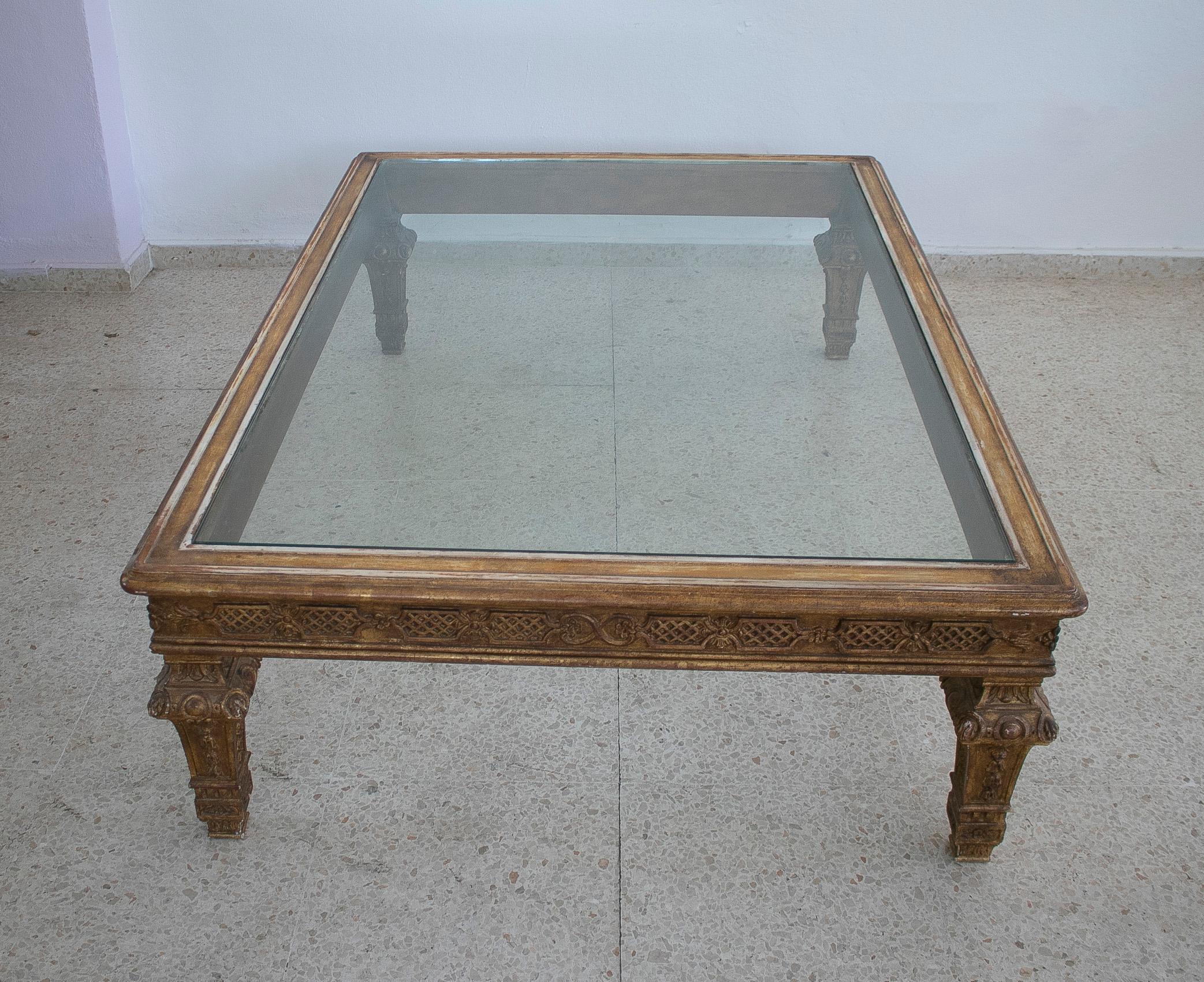 1970s French Giltwood Coffee Table w/ Glass Top In Good Condition For Sale In Marbella, ES