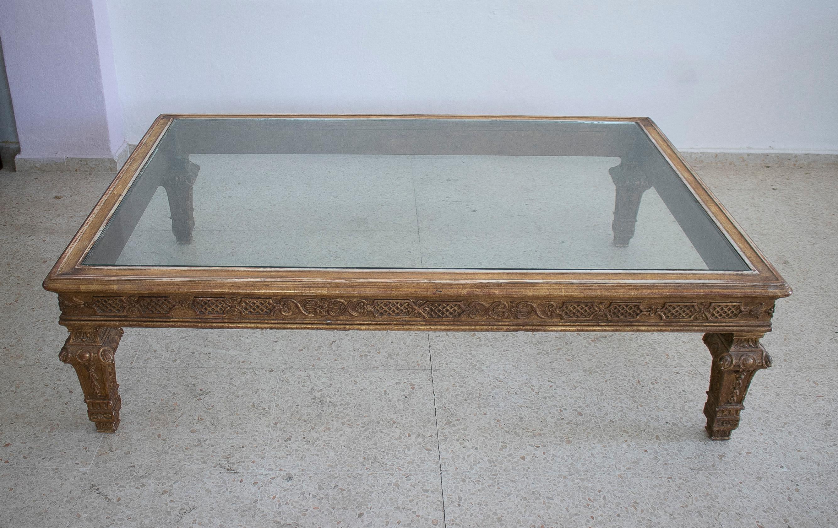Table basse française en bois doré des années 1970 avec plateau en verre Bon état - En vente à Marbella, ES