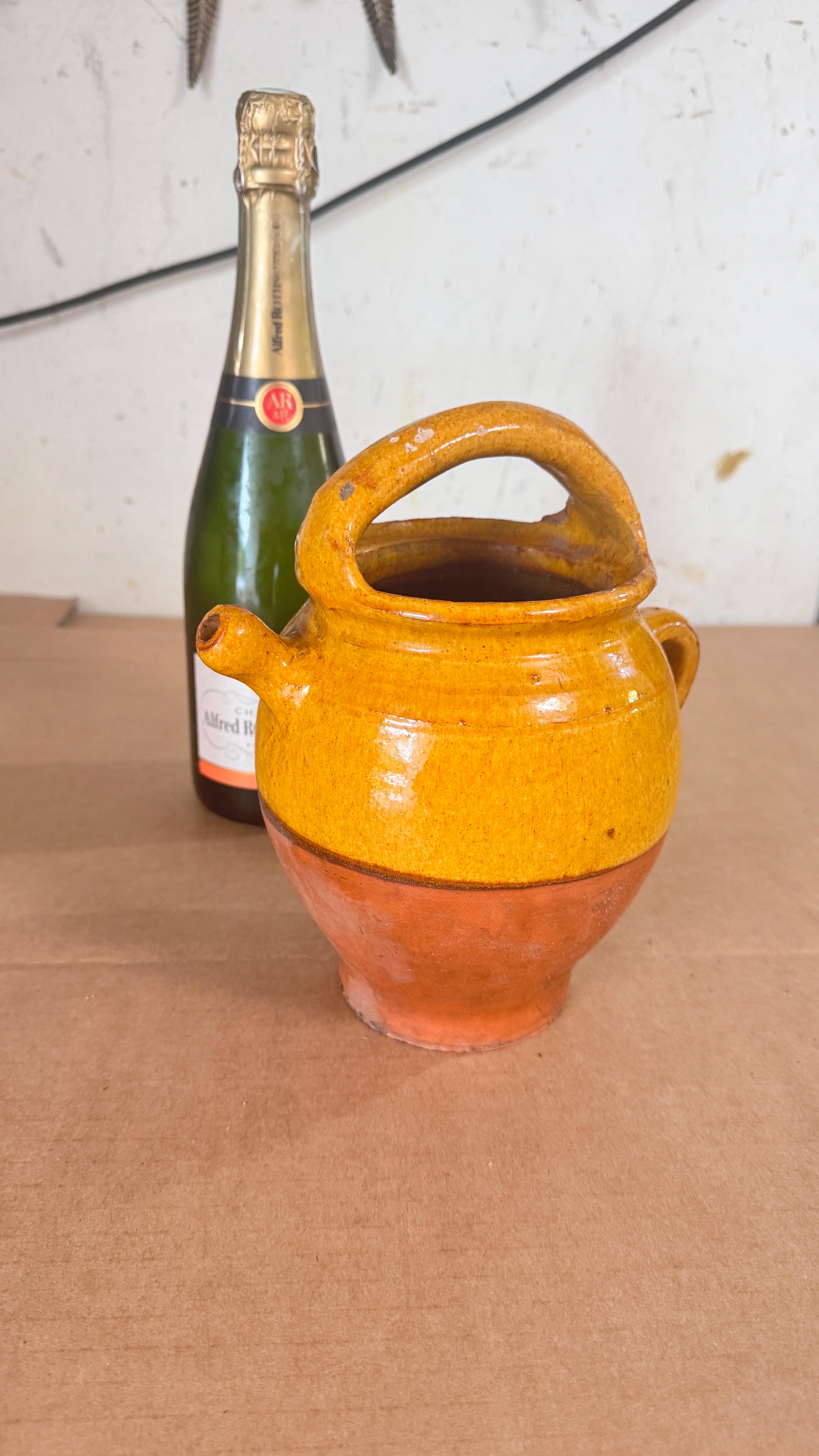 1970s French Glazed Pottery Jar, Yellow Ochre & Natural Terracotta – French Provincial Style

Description:
This charming small pottery jar, crafted in France in the 1970s, is a perfect example of French Provincial rustic elegance. Made from natural