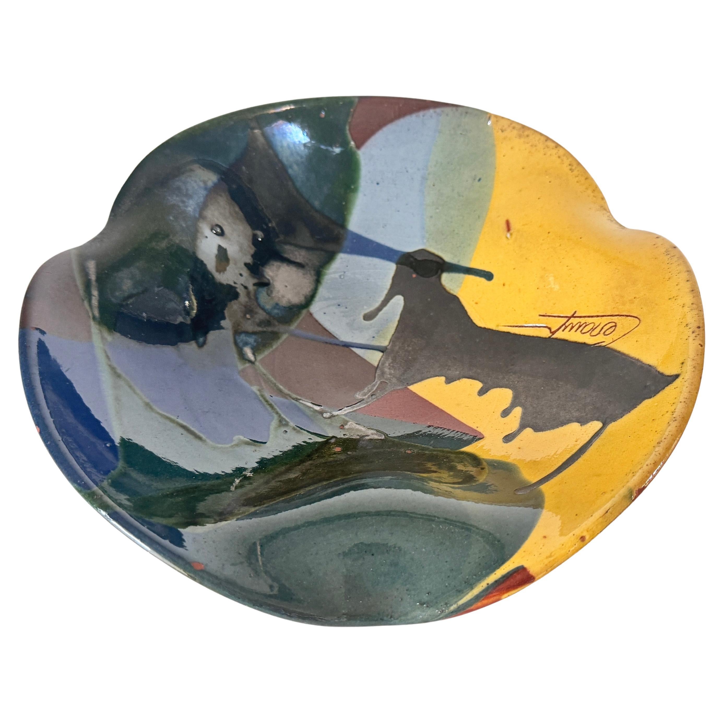 Plato de cerámica esmaltada francesa de los años 70 con motivo de toro, colores vibrantes del sur