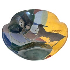 Plato de cerámica esmaltada francesa de los años 70 con motivo de toro, colores vibrantes del sur