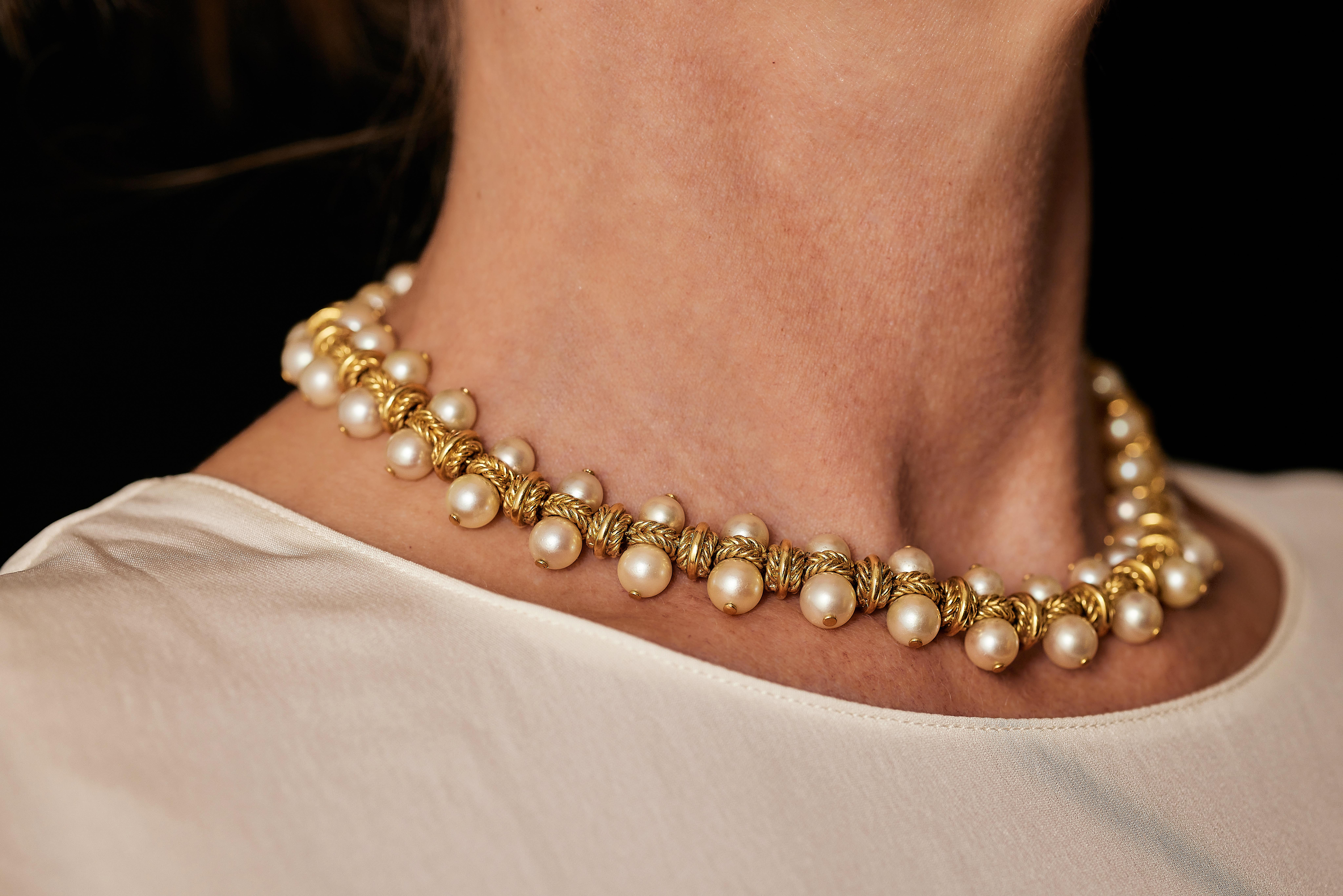 Retro 1970s french 18k gold “rope” and pearl necklace. For Sale