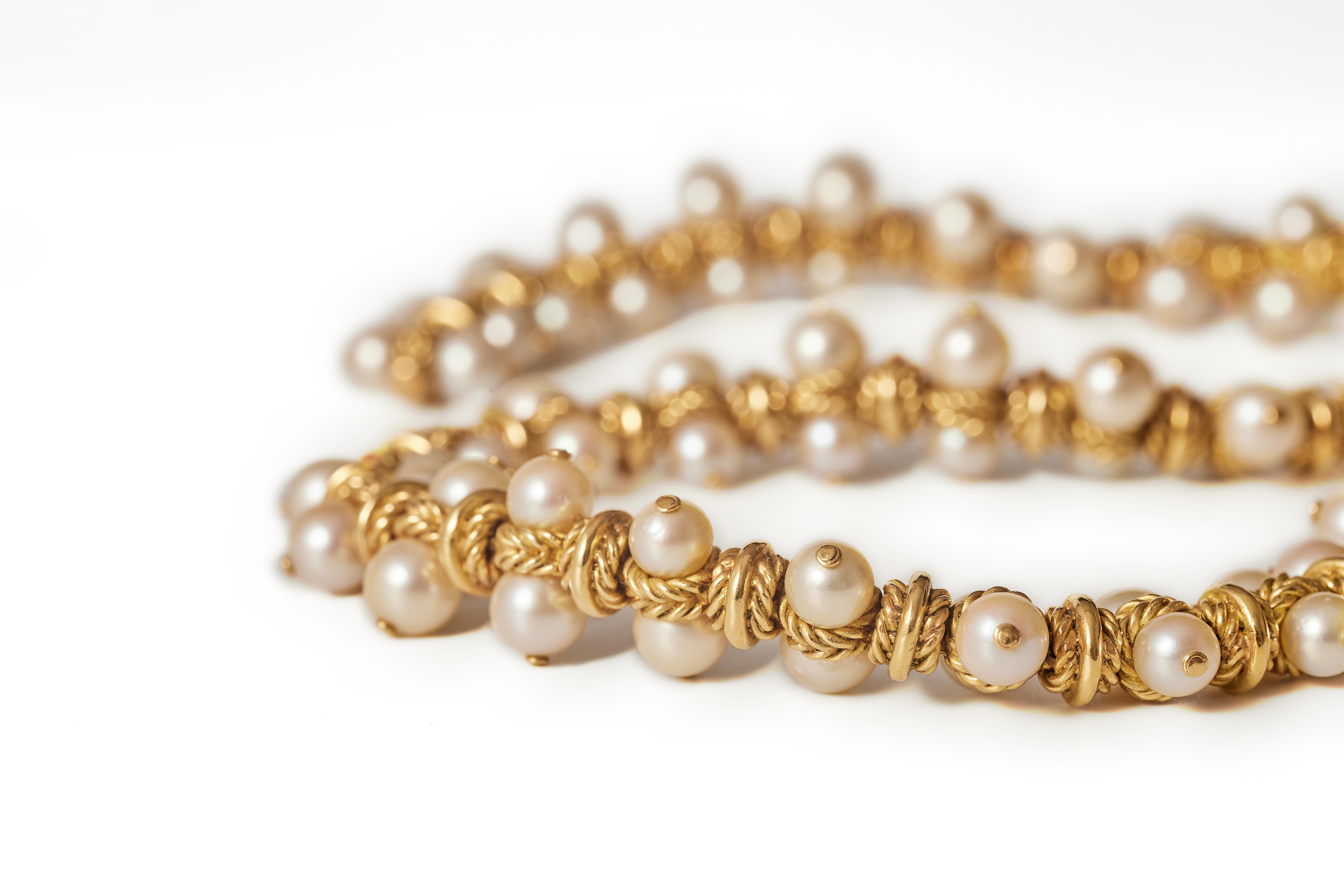 1970s french 18k gold “rope” and pearl necklace. In Good Condition For Sale In Malmö, Skåne län