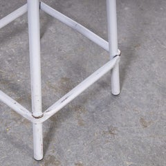 Tabouret de laboratoire gris français des années 1970, avec repose-pieds