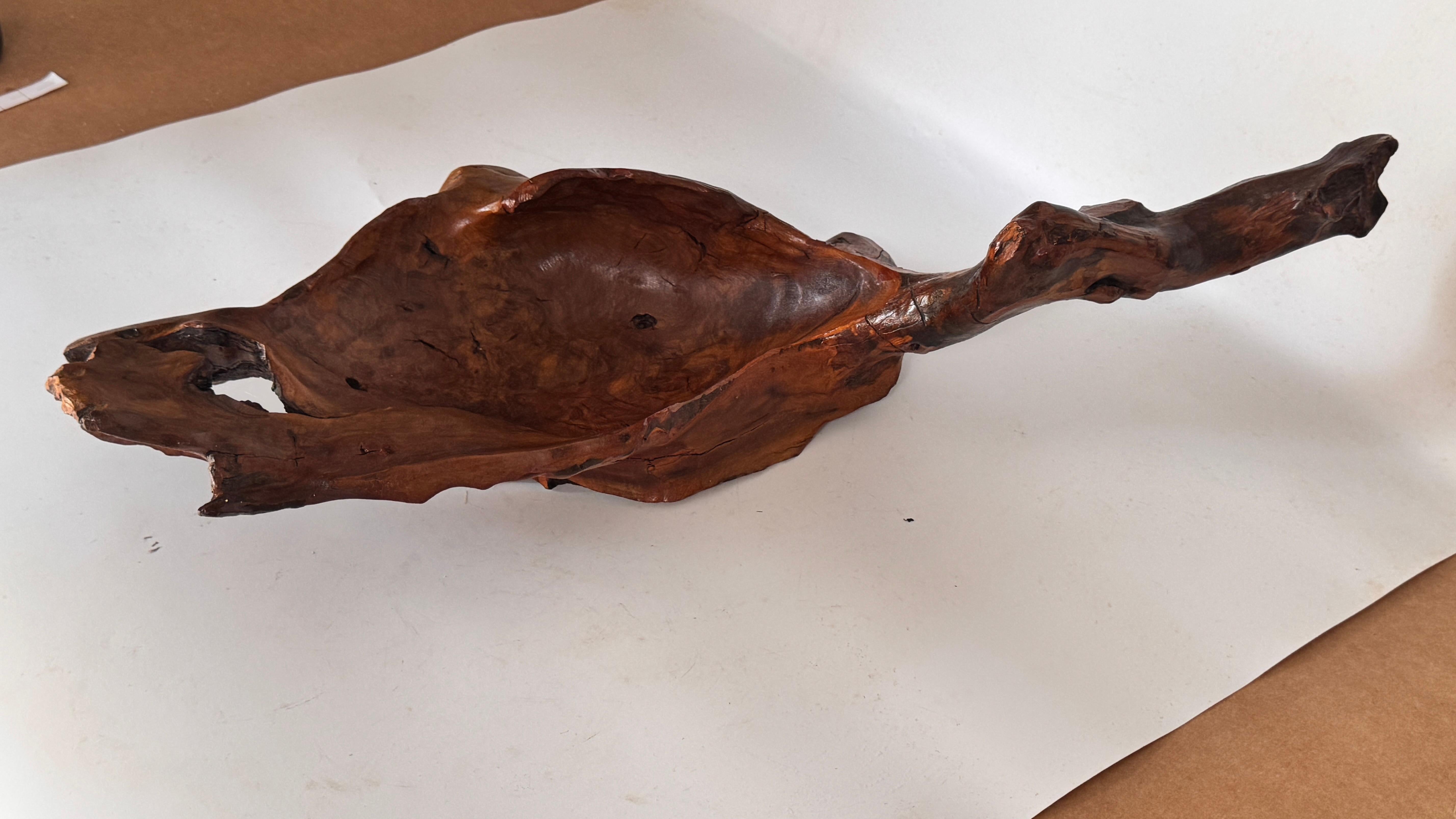 Français Panier en bois sculpté à la main dans les années 1970 - Centre de table décoratif patiné en vente