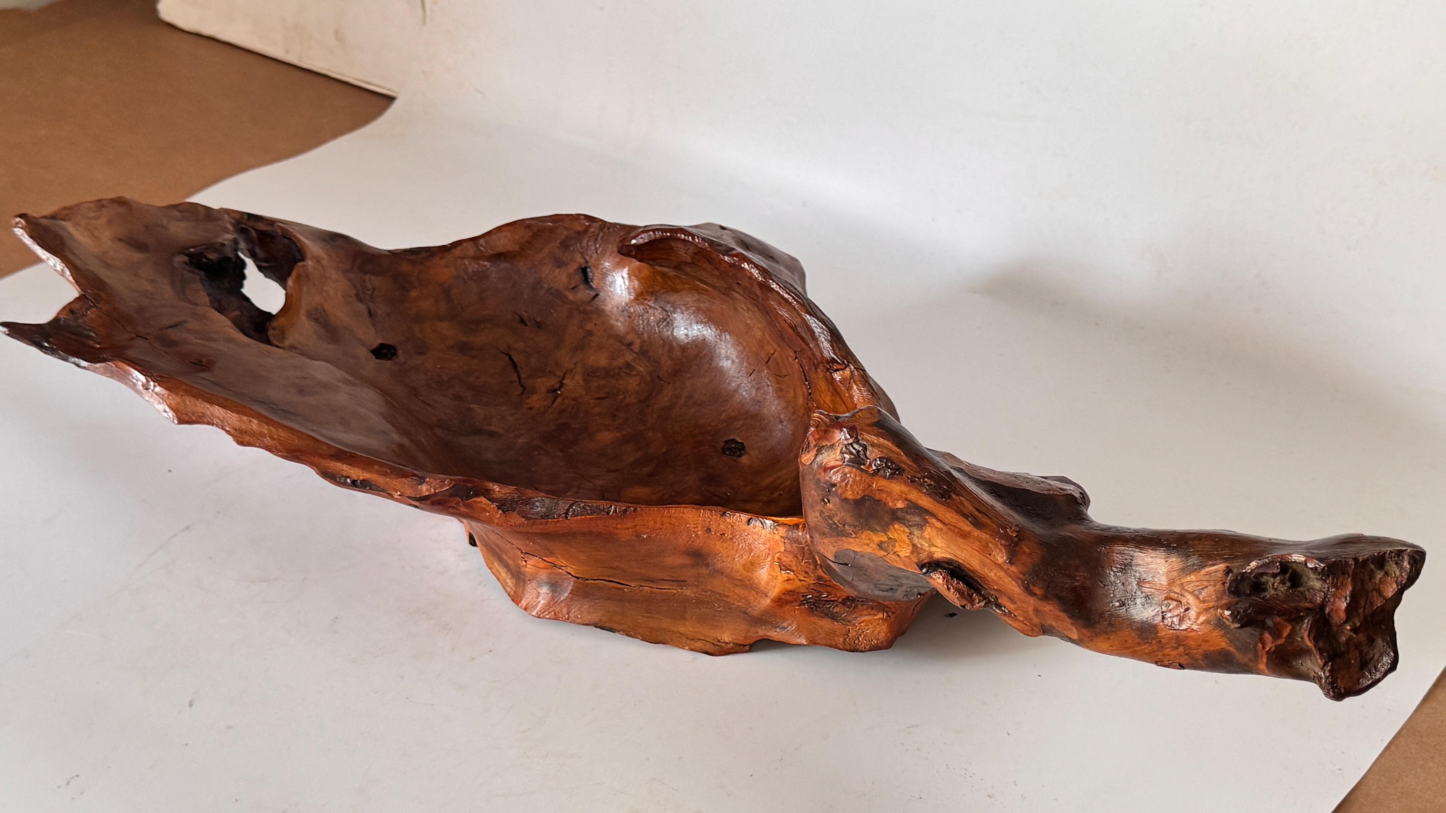 Bois Panier en bois sculpté à la main dans les années 1970 - Centre de table décoratif patiné en vente